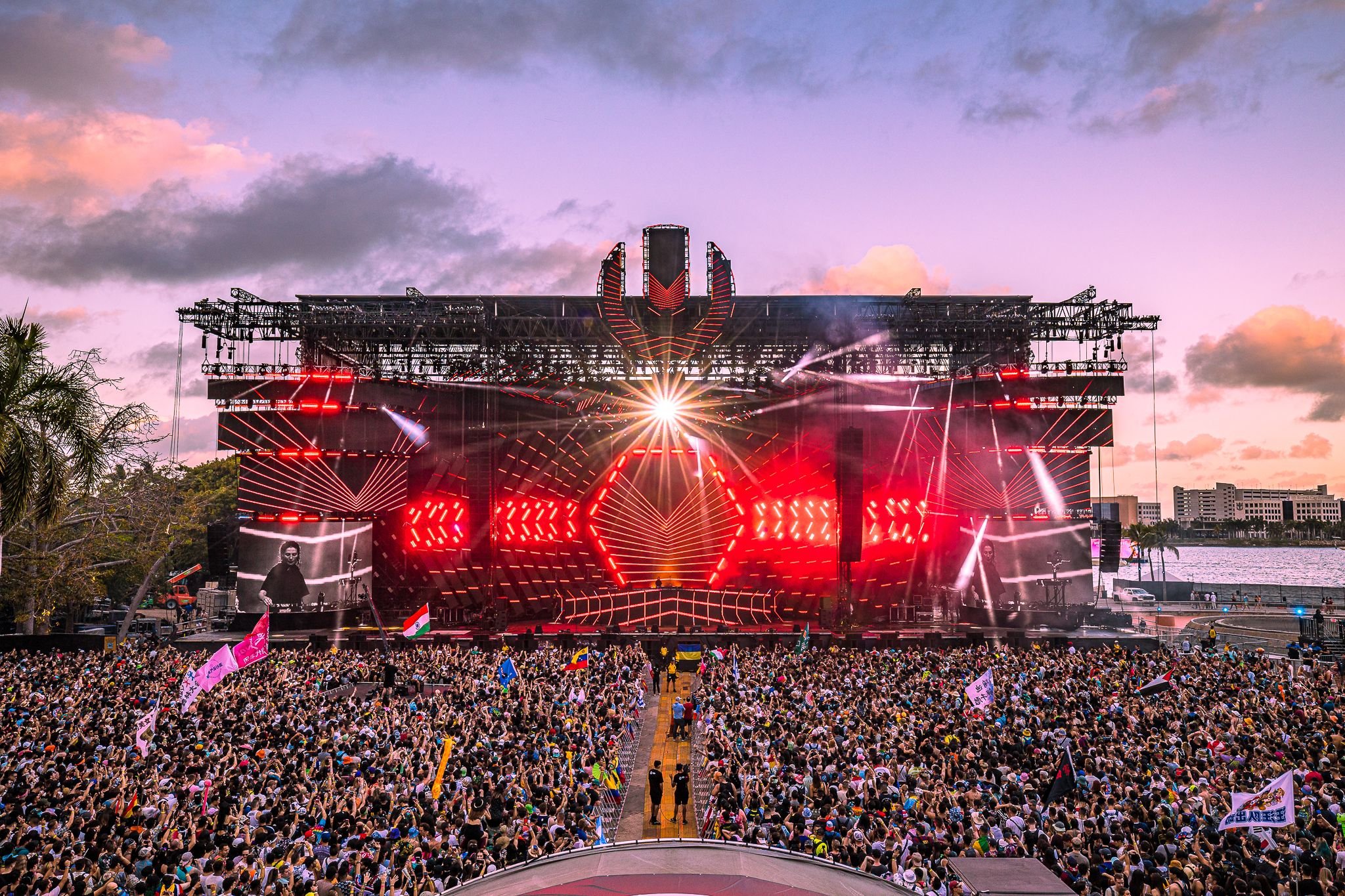 David Guetta Plays CareerSpanning Set at Ultra Music Festival Miami