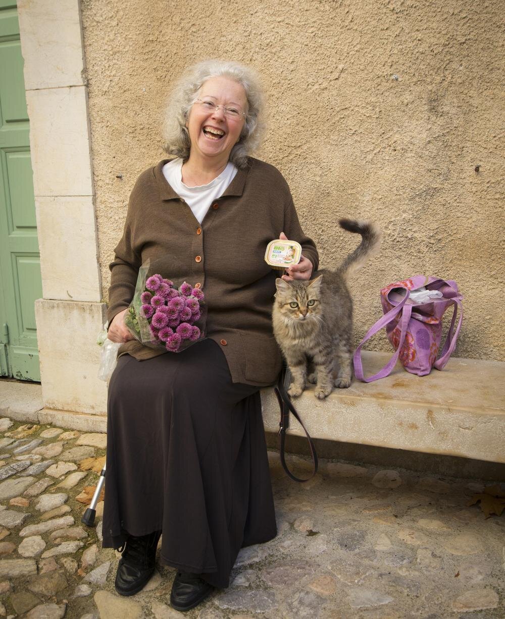 I am finding hidden gems in the outtakes for our book, Un Automne en Pays de Fayence. It's always good to look back through your seconds and thirds to see what jumps out. Here's Eliane Agier being kind to kitties in Seillans. I saw Eliane the other d