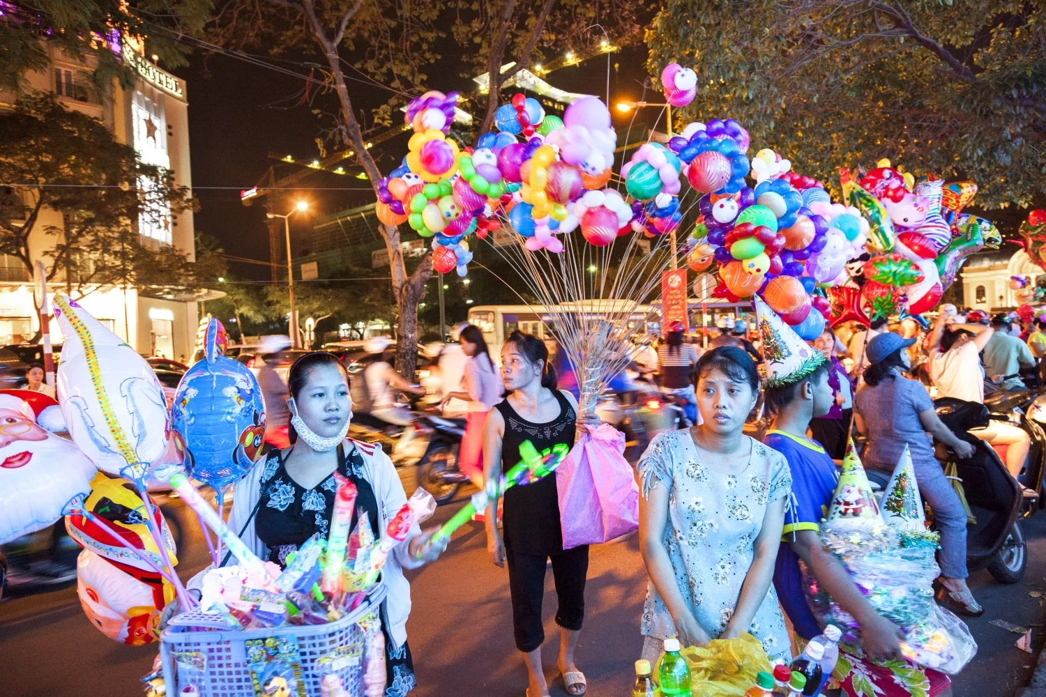 VENDORS IN FRONT OF THE SAIGON CENTRE, 2012