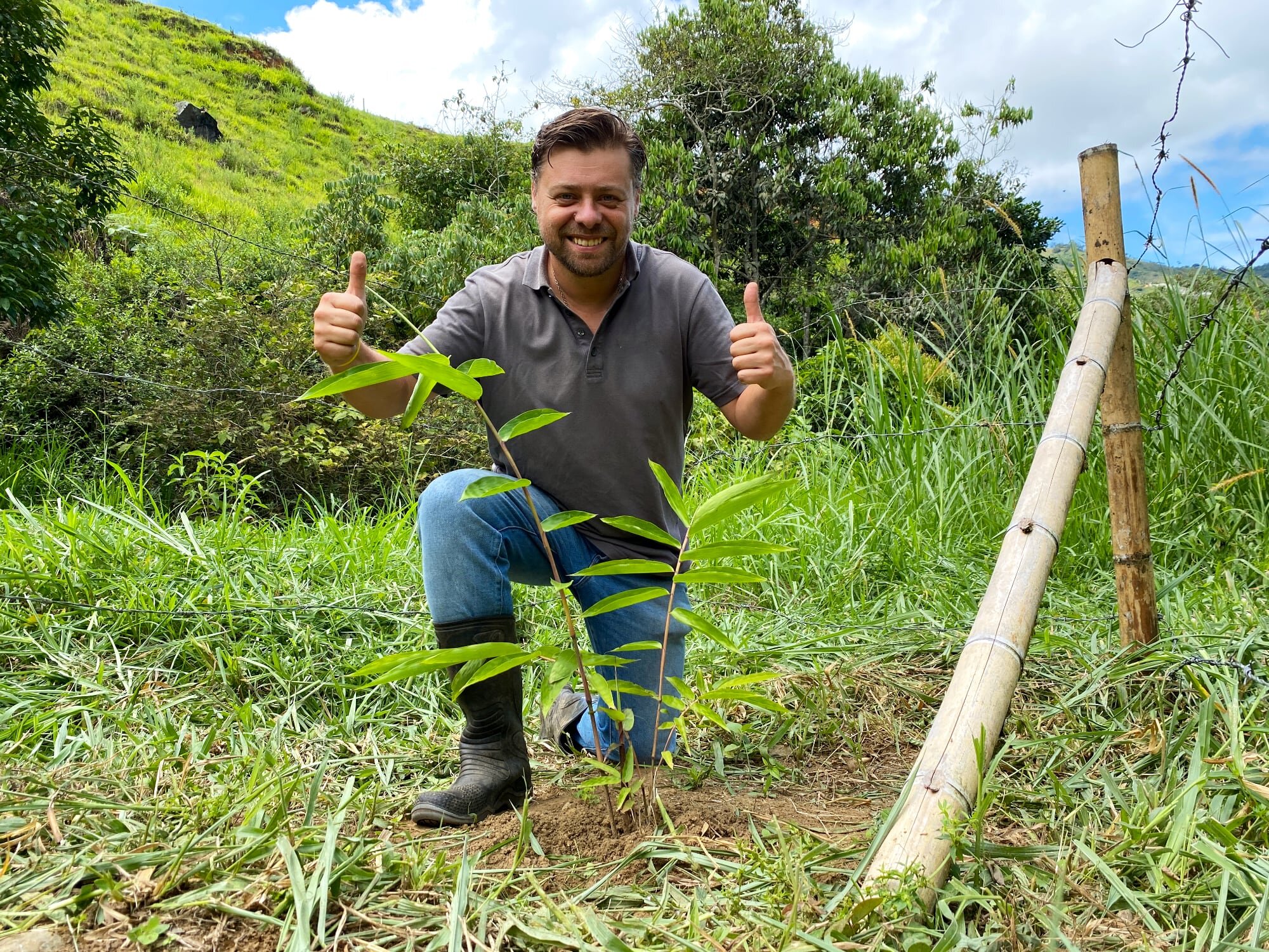 -采用竹子是Guadua竹子公司首席执行官、比利时竹子专家、欧洲竹子进口公司前联合创始人和共同所有者Stéphane Schröder的一项manbet体育平台网址私人倡议。自2007年以来，Stéphane一直在中美洲和南美洲种植竹子并与之合作。他成功地帮助并教会了当地农民和工匠如何以可持续的方式为国内和国际市场生产有附加值的竹子产品，从而造福于人民和地球。