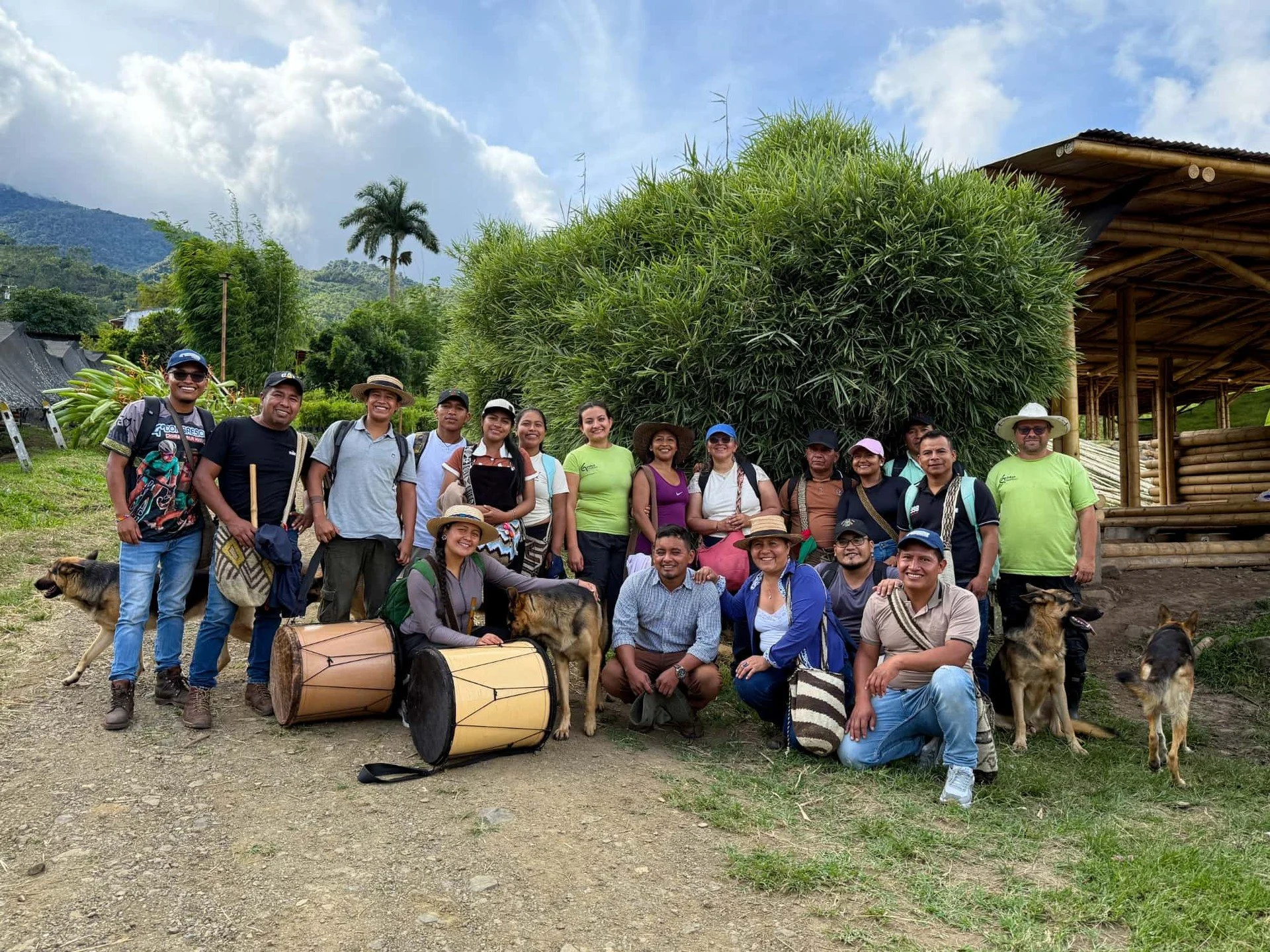 🌿 Un Honor Recibir la Minga de Flautas y Tambores 🌿
Ayer tuvimos el gran honor de recibir por segundo a&ntilde;o consecutivo en Hacienda Guadua Bamboo a la Minga de Flautas y Tambores de Tejido de Educaci&oacute;n &Ccedil;xhab Wala Kiwe / ACIN.
Com