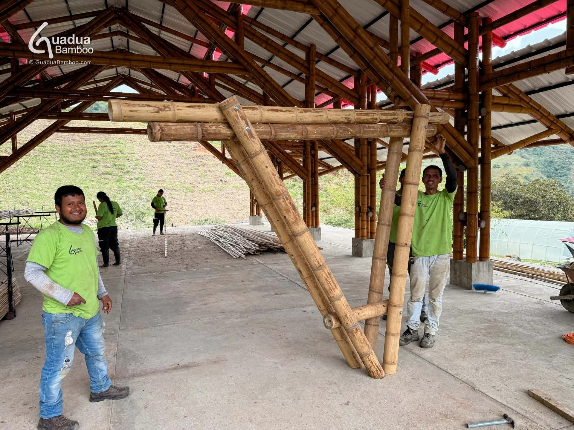 🌿 Ahora ofrecemos estructuras prefabricadas en guadua. Desde elegantes p&eacute;rgolas y acogedores kioscos, hasta b&uacute;ngalos completos: todo es posible, dise&ntilde;ados con resistencia, sostenibilidad y belleza natural. ✨ Y lo mejor: nuestros