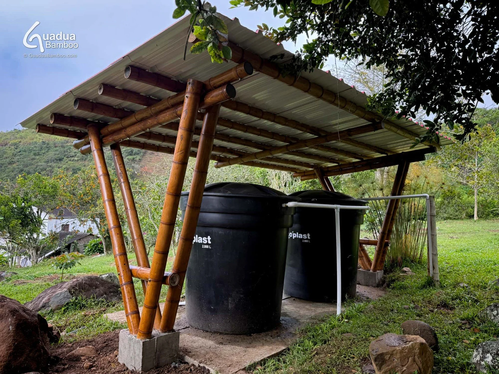 🌿 Nuestra Ramada Prefabricada en Guadua ya est&aacute; lista! Una estructura sencilla, resistente y sostenible para proteger nuestros tanques de agua del sol y la lluvia.💧
Adem&aacute;s, este tipo de estructuras se adaptan a una amplia variedad de 