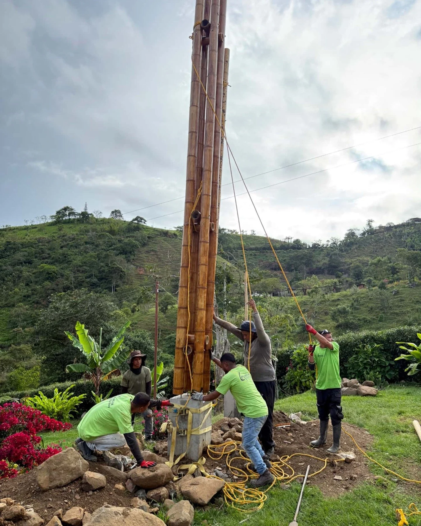 🌿🏡 From one construction project to the next! Today we began our newest two-story Guadua Bamboo residential project &mdash; built sustainably and efficiently, without the need for cranes or heavy equipment. Done the traditional way, with master cra