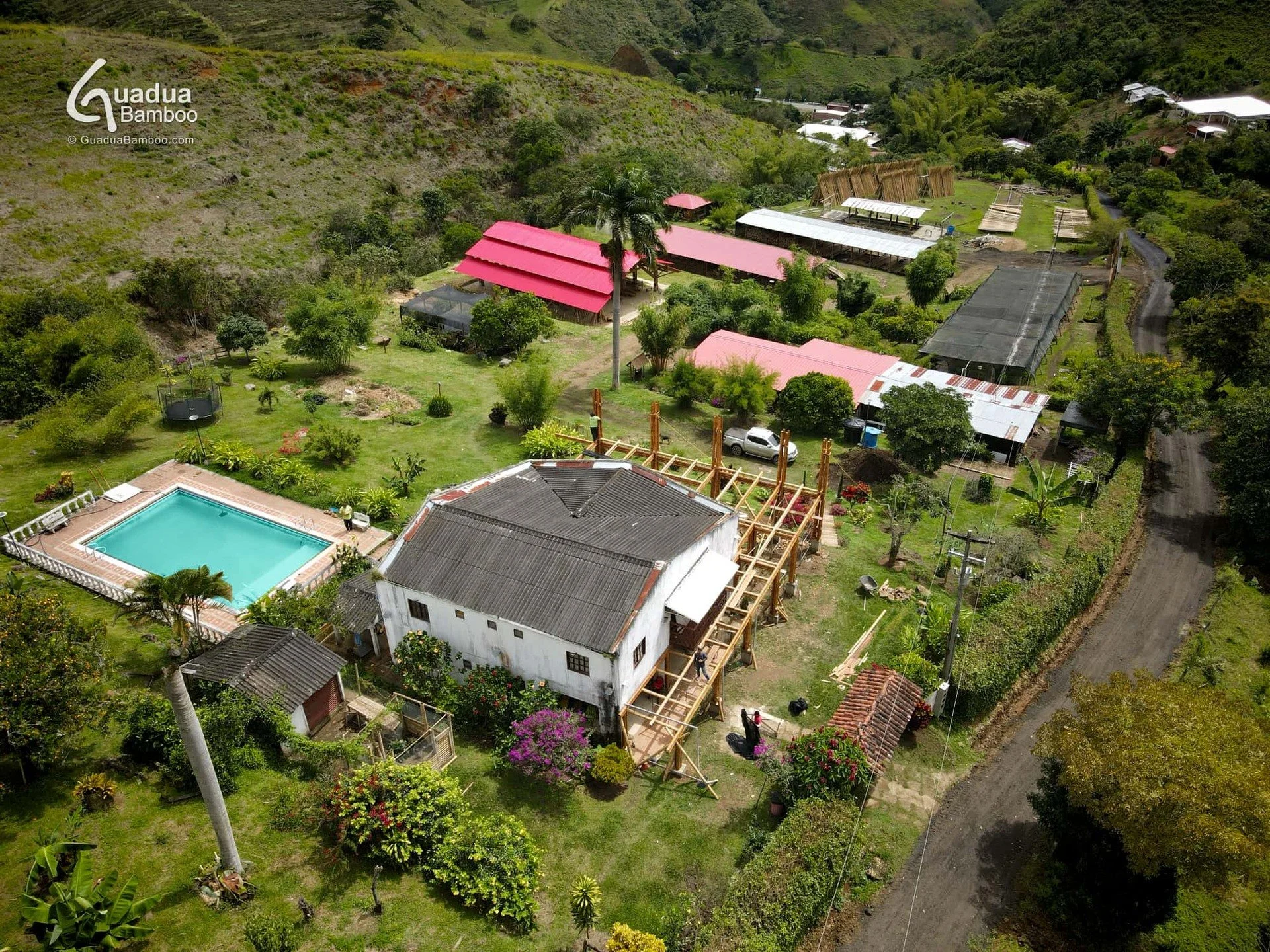 We are turning Hacienda Guadua Bamboo into a tourist destination for the region. 🌿✨
We&rsquo;re currently building infrastructure for birdwatching, dining areas, ecological trails, and educational spaces focused on bamboo production, transformation,