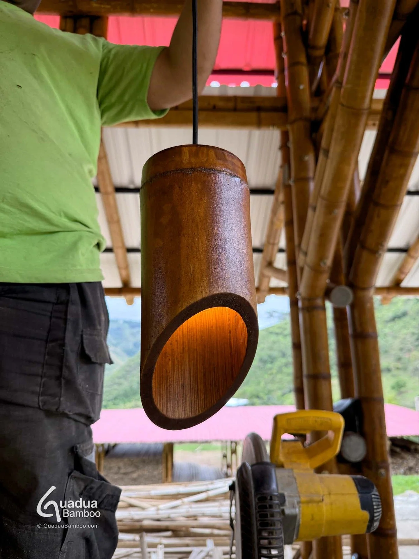 🌿✨ Nuevo lanzamiento ✨🌿
Presentamos la L&aacute;mpara Colgante en Guadua &ldquo;Ojo de Selva&rdquo;

Una pieza artesanal hecha a mano en nuestro taller en el Valle del Cauca, Colombia con guadua inmunizada de la m&aacute;s alta calidad, cuidadosame