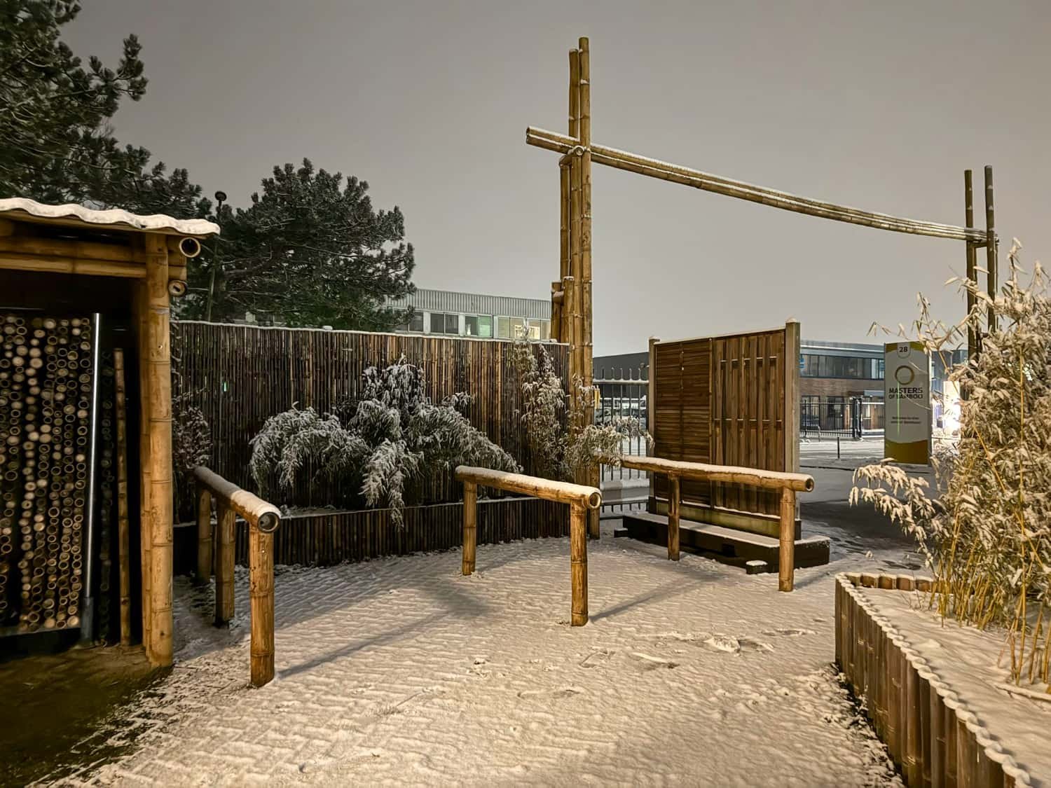 And you thought bamboo only works in tropical countries? Think again. Our Guadua bamboo poles stand strong in freezing temperatures and snow.

These photos were taken in the Netherlands, at our exclusive European distributor, @mastersofbamboo. Real w