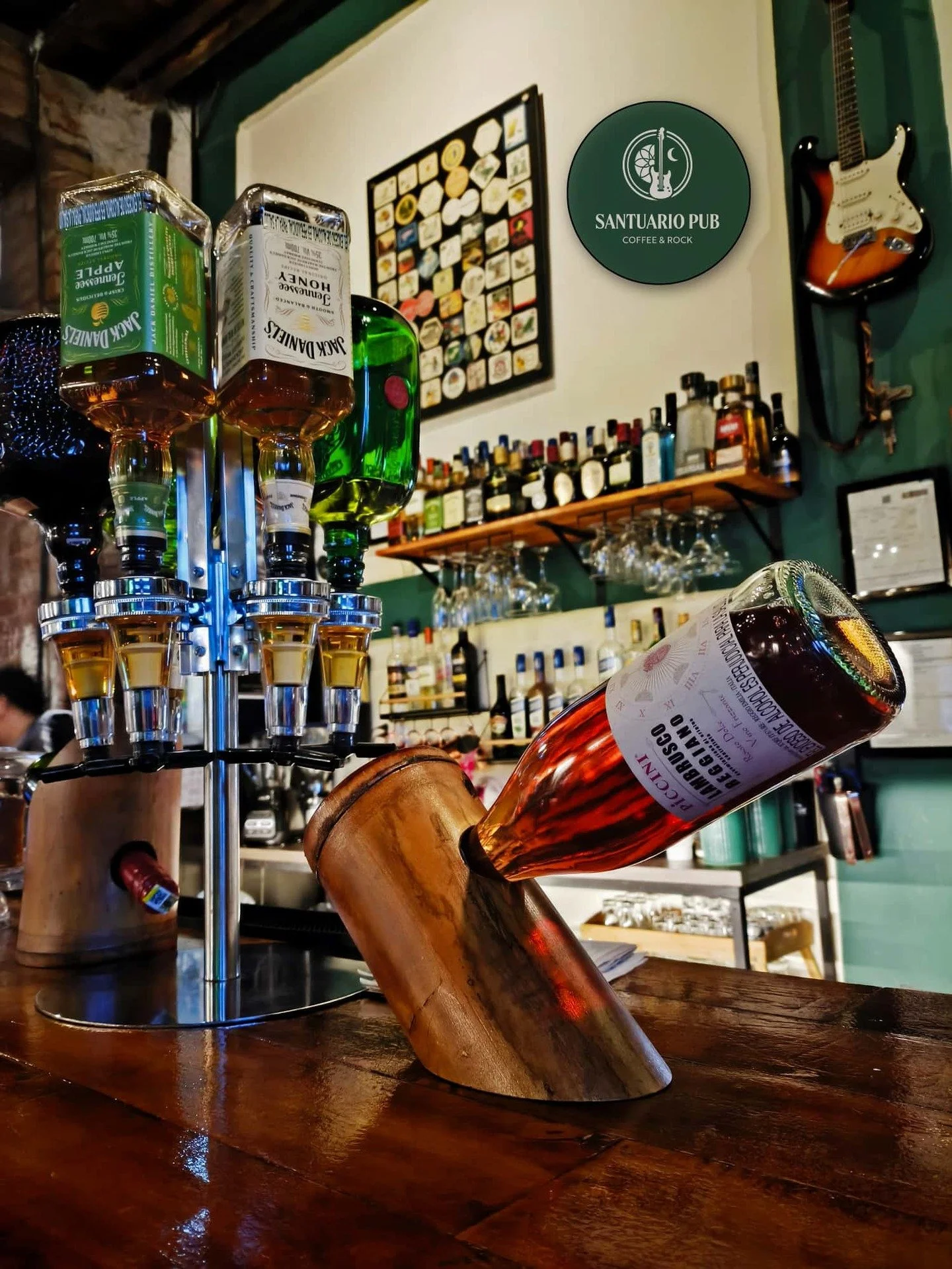 🍷 Nuestro Portabotellas de Equilibrio en Guadua ya hace parte de la experiencia en @santuariopubbuga , Valle del Cauca 🌿
Dise&ntilde;o natural, funcional y llamativo, perfecto para bares, restaurantes y amantes del vino que buscan algo &uacute;nico