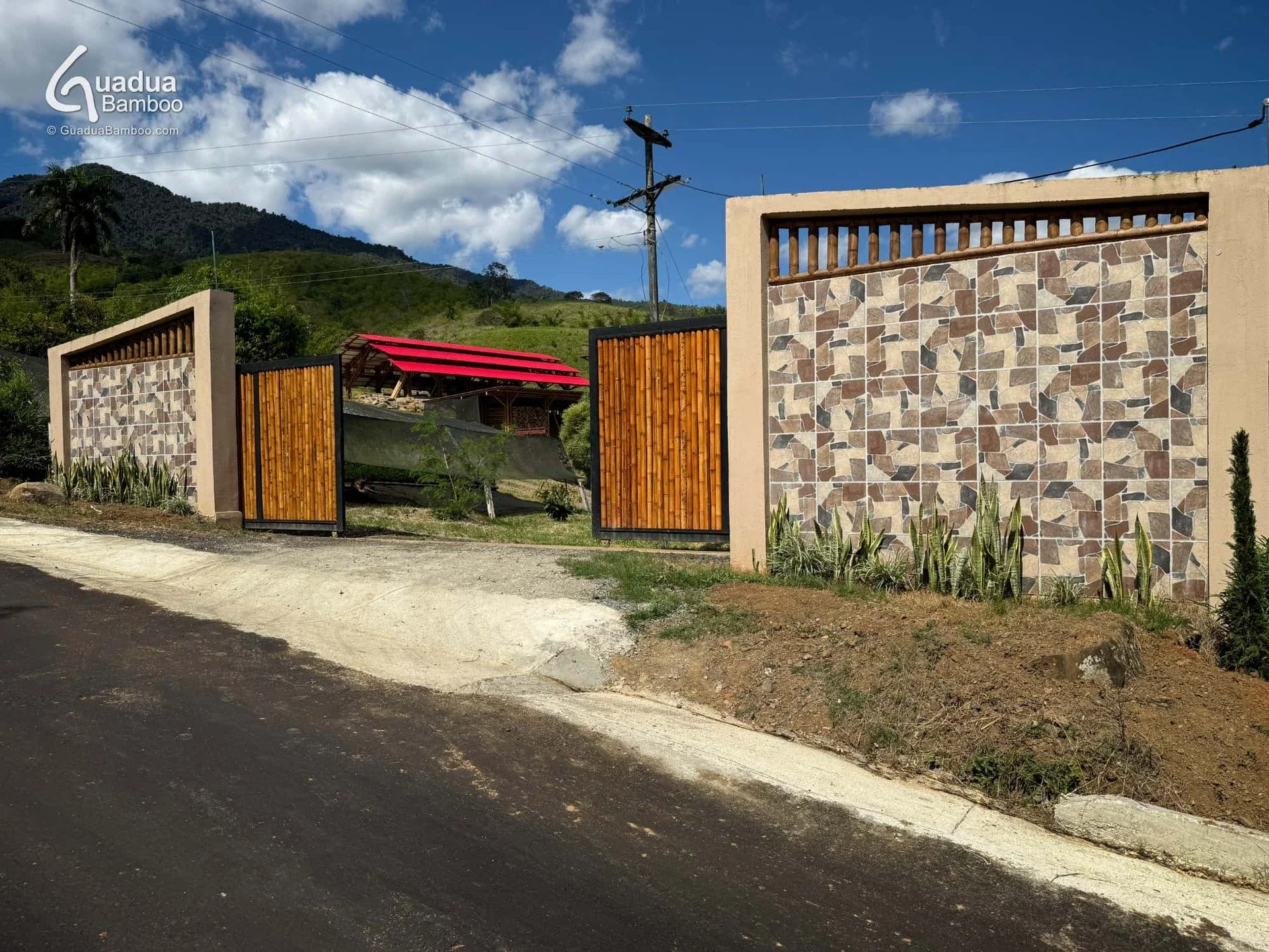 🌿 Tu viaje al mundo del bamb&uacute; comienza aqu&iacute;.

Planea tu visita a Hacienda Guadua Bamboo en Bajo Sabaletas, Valle del Cauca, y descubre un espacio &uacute;nico rodeado de naturaleza.

Disfruta de nuestro parque de bamb&uacute;, senderos