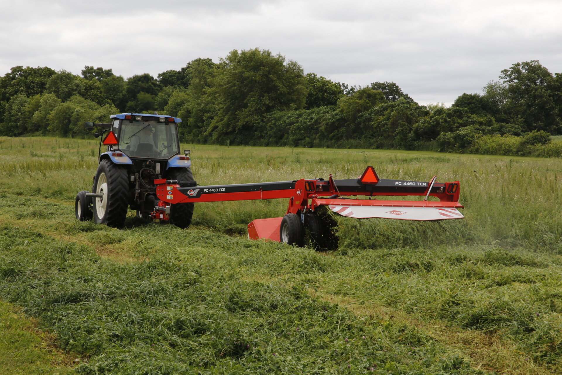 Kuhn FC 4460 , mittig mit Aufbereiter