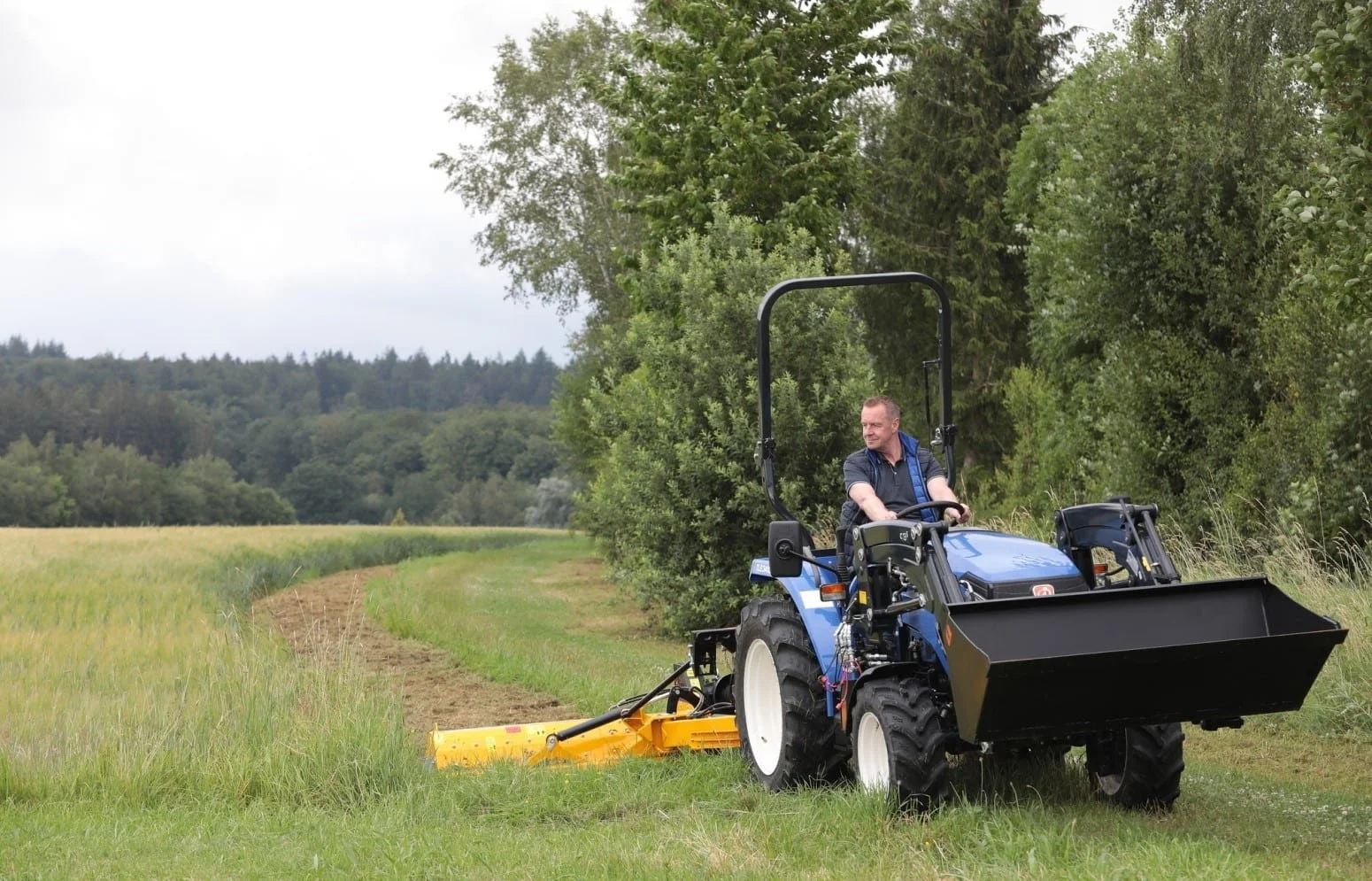 Iseki_TLE-3410_Frontlader_Muething-Schlegelmulcher.jpg