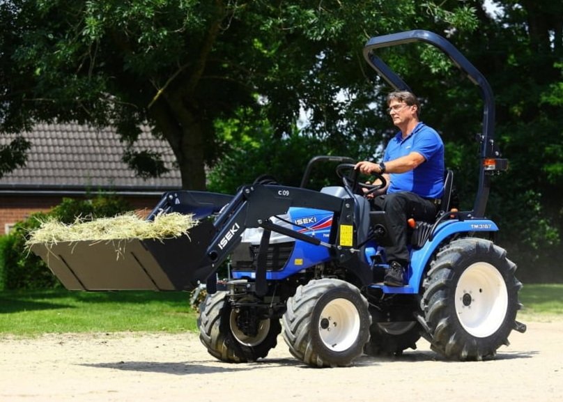 Iseki-TM-3187-frontlader-im-einsatz.jpg