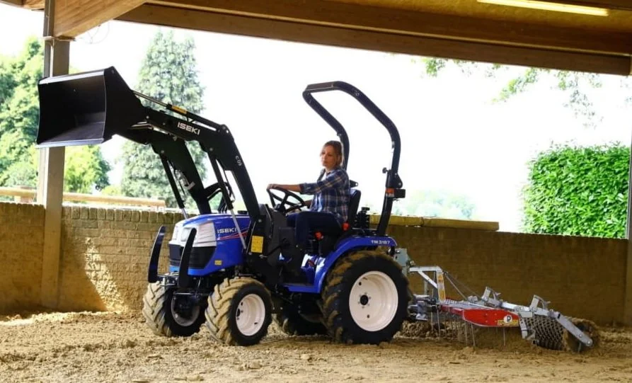 Iseki-TM-3187-frontlader-im-einsatz-mit-planieregge-2.jpg