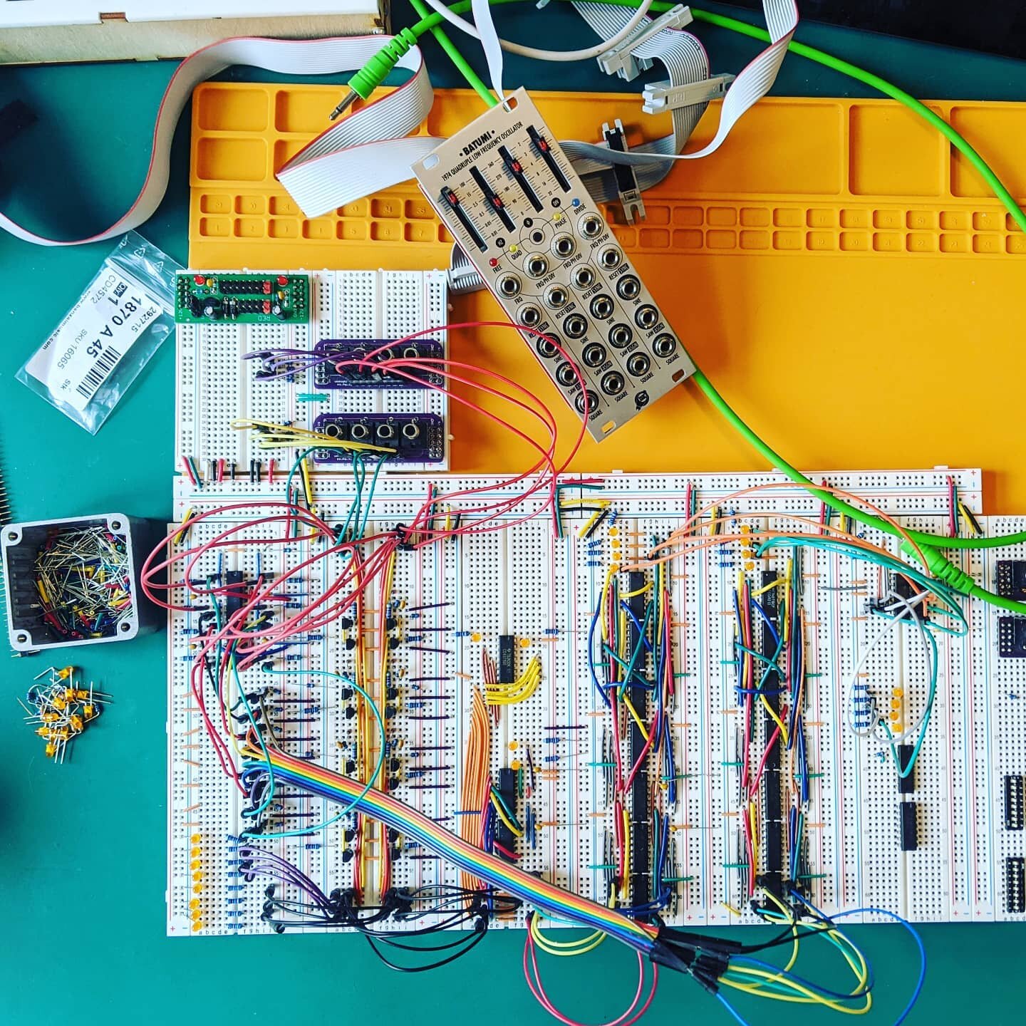 The Brainiac module is fully tested. Over 250 components now it's time to try and puzzle them onto the small pcb.

#eurorack #synthdiy #breadboard #modularsynth