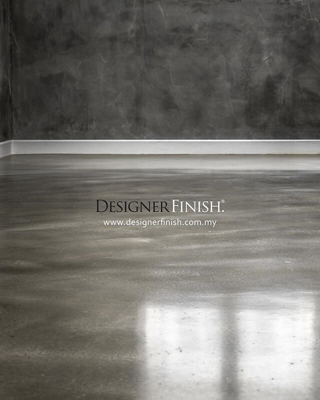 From #wall to #floor 
Top .. Plastered cement, rustic finish
Bottom .. Self-leveling cement, polished metallic effect
_
.
Love this look?
💌 contactus@designerfinish.com.my
-
.
#DesignerFinishMalaysia #pandomo #terrazzo #cement #polishedconcrete #pol