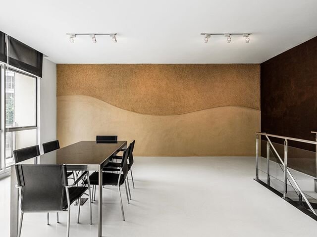 A natural beauty of 2-tone bespoke claywork finish by @designerfinishmalaysia #claywall #sustainablematerials 
_
.
Love this look?
💌 contactus@designerfinish.com.my
-
.
#DesignerFinishMalaysia #pandomo #terrazzo #cement #polishedconcrete #polishedco