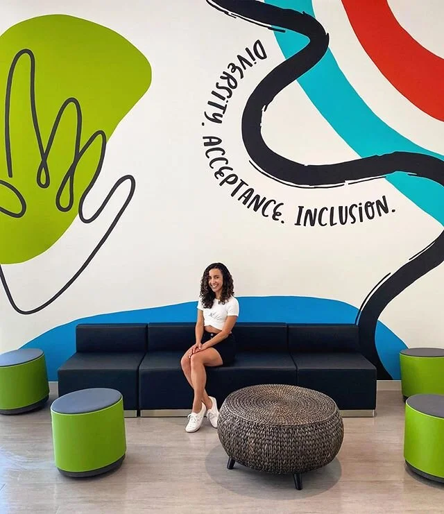 𝐈 𝐩𝐚𝐢𝐧𝐭𝐞𝐝 𝐭𝐡𝐚𝐭 👆 𝐀𝐧𝐝 𝐈&rsquo;𝐦 𝐟𝐮𝐜𝐤𝐢𝐧𝐠 𝐩𝐫𝐨𝐮𝐝 𝐨𝐟 𝐦𝐲𝐬𝐞𝐥𝐟. 🤗⁣⁣
⁣⁣
After 4 months of designing and planning, I painted this giant mural for a friend&rsquo;s business &ndash; and there&rsquo;s more murals where that 