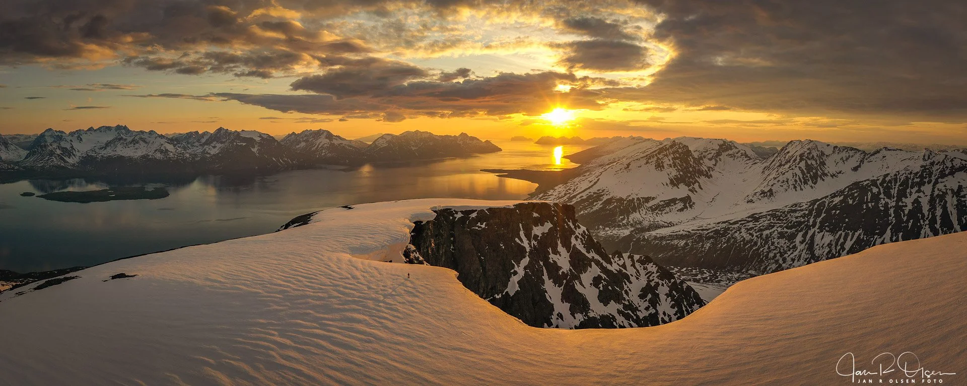 Midnattssol Nordmannviktind Lyngenfjorden.