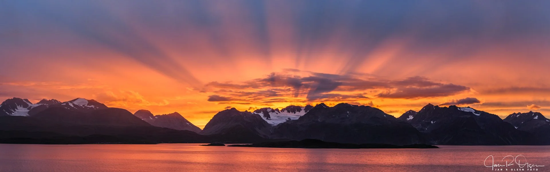 September og solnedgang over Lyngsalpene.