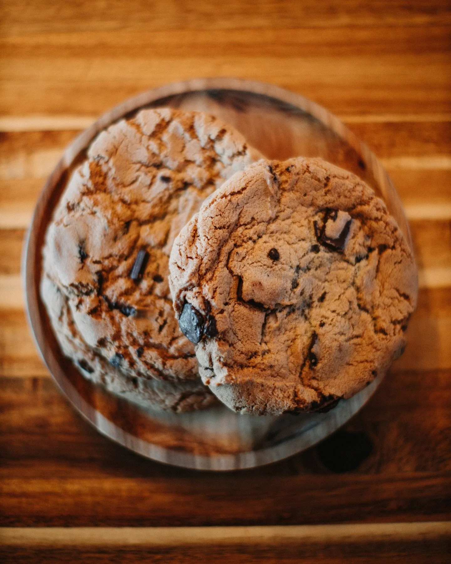 These new jumbo chocolate chip cookies from Nona Bakes are almost as big as your head! 🍪 The perfect afternoon pick-me-up treat for you...and maybe a friend 🤪
.
.
.
#coffee #coffeeshop #local #shoplocal #localcoffeeshop #arkansas #littlerock #littl