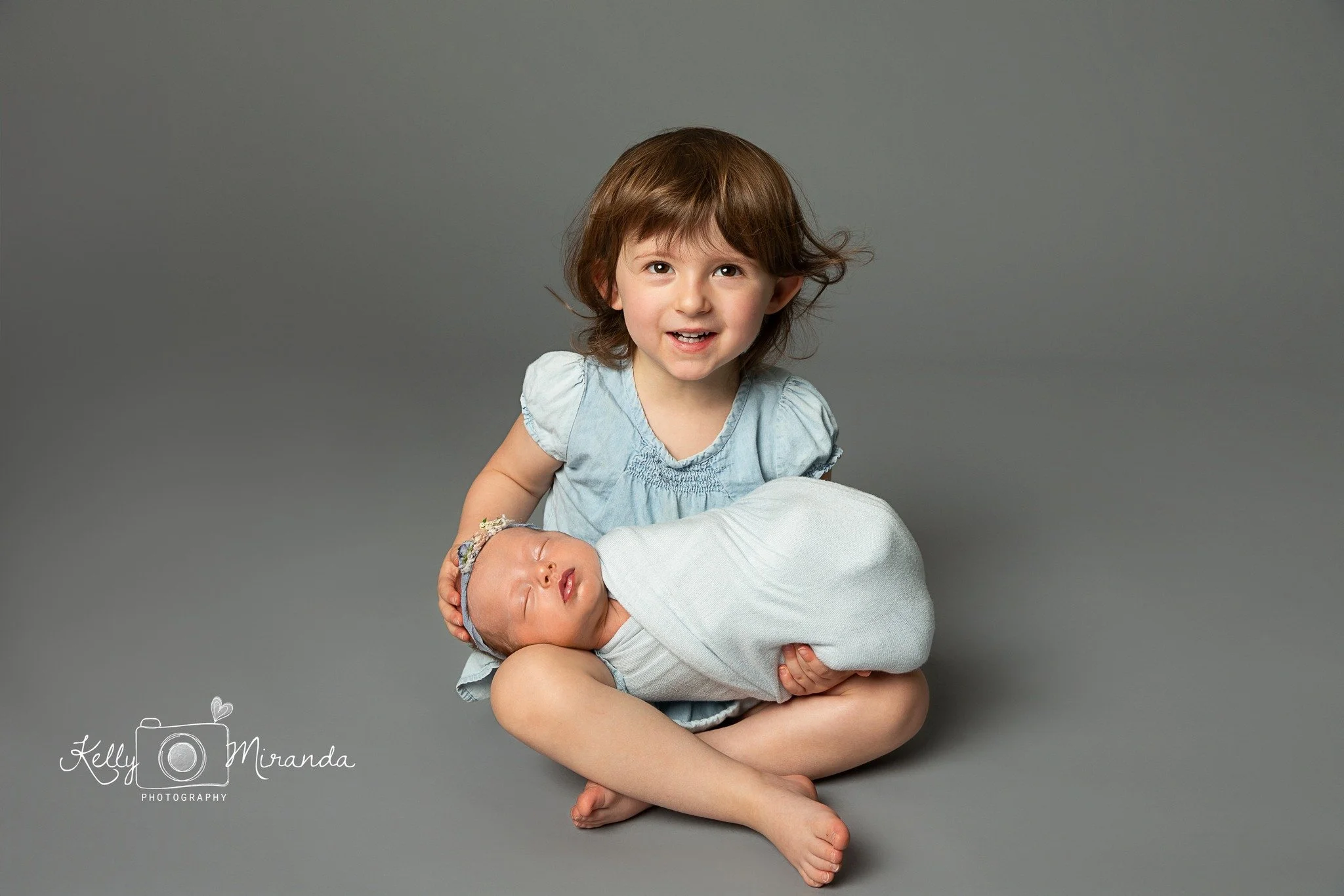 Don't you just love a precious little girl in blue? Big sis was such a perfect model and she's SO into her baby sister. How special it is to watch the love between these two siblings! Baby sister was SO smiley!
.
.
.
.
.
.
.
 #sisters #sisterslove #s