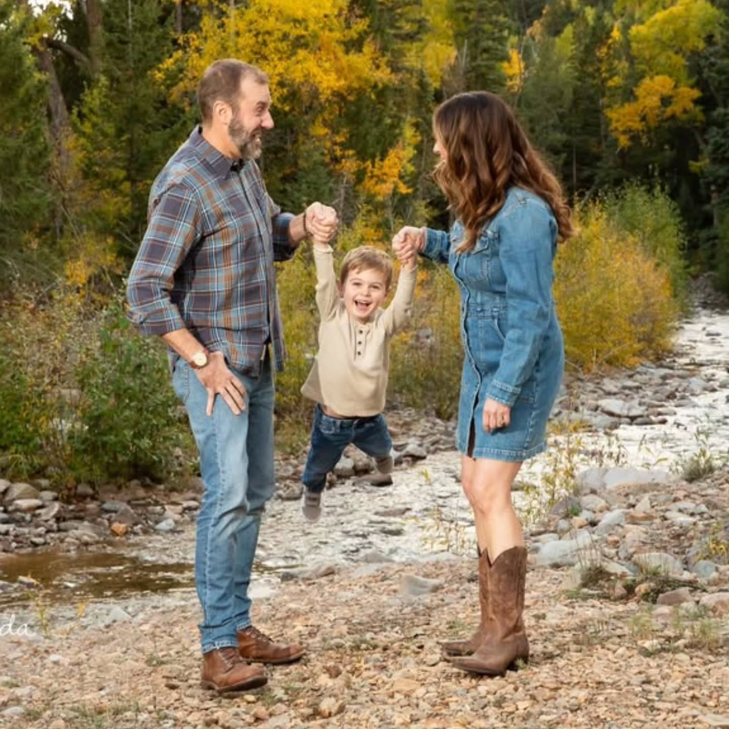 This fall has been absolutely amazing! I am so grateful to be a very busy 🐝 and get to capture so many beautiful families. These folks were tons of fun!
.
.
.
.
#fallphotos #fallcolors #fallfamilyphotos #fallvibes🍁 #autumn #durangofamilyphotographe