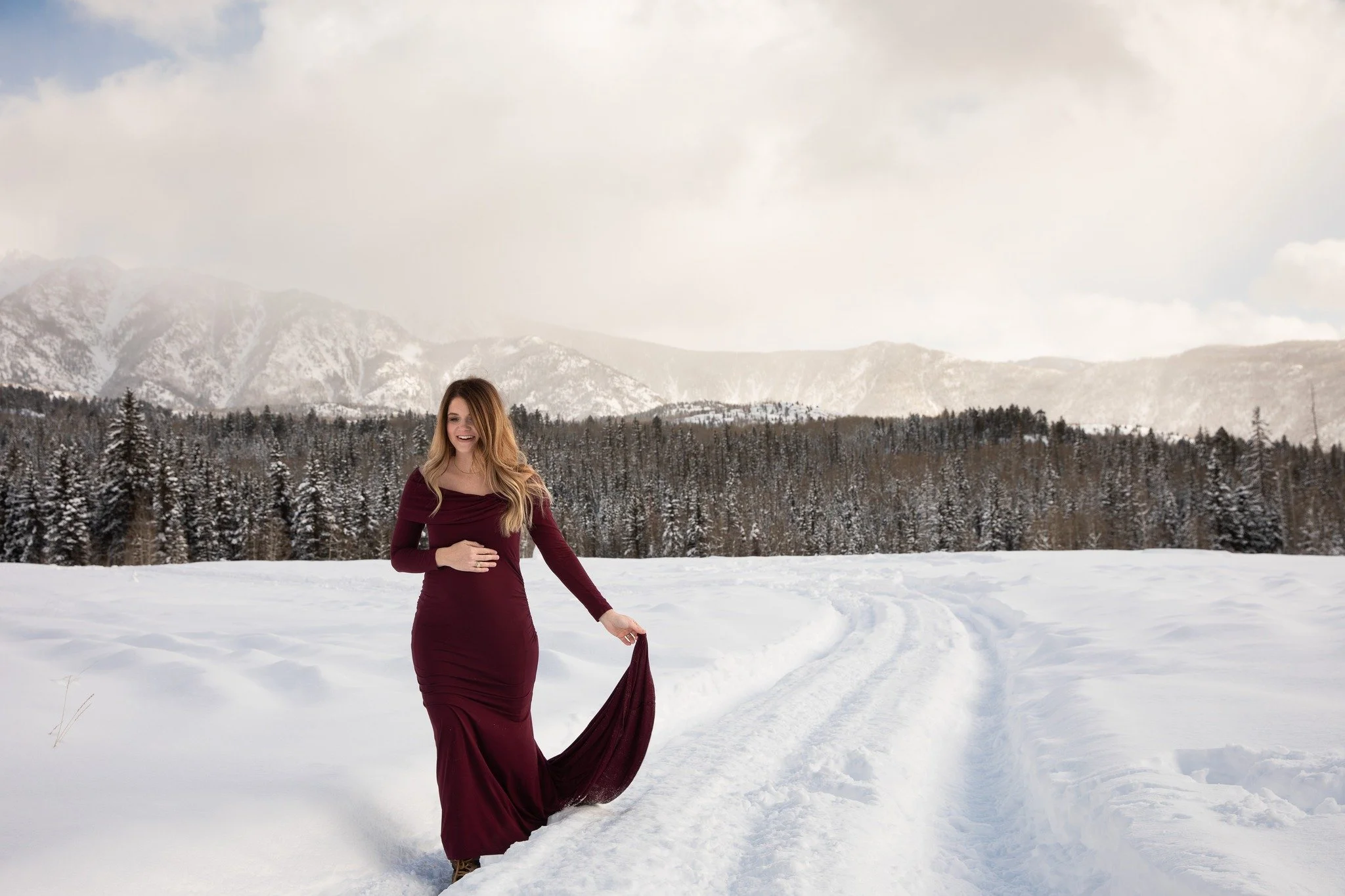 𝐒𝐡𝐨𝐮𝐥𝐝 𝐘𝐨𝐮 𝐒𝐤𝐢𝐩 𝐌𝐚𝐭𝐞𝐫𝐧𝐢𝐭𝐲 𝐏𝐡𝐨𝐭𝐨𝐬 𝐁𝐞𝐜𝐚𝐮𝐬𝐞 𝐈𝐭&rsquo;𝐬 𝐖𝐢𝐧𝐭𝐞𝐫? 
I just wrote a blog about:
✔️ The best timing for maternity photos
✔️ Studio vs. snowy outdoor sessions
✔️ What makes winter an ideal time for ma