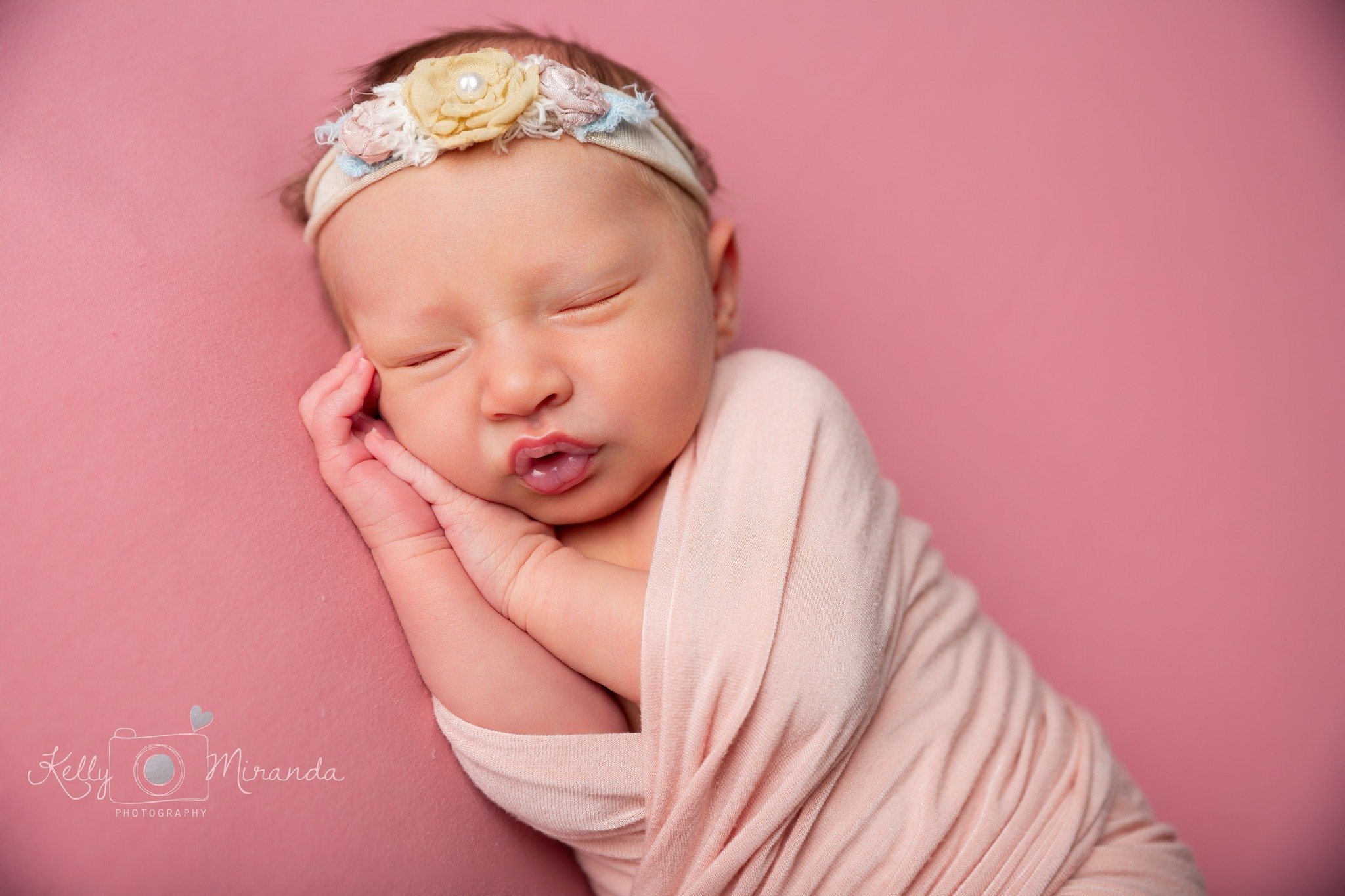 This beautiful baby girl looks exactly like one of those Reborn dolls! Could she be any more perfect?!? 😍
P.S. can I have lips like that please?
.
.
.
.
.
.
.
.
.
 #farmingtonnewbornphotos #farmingtonnewbornphotographer #bayfieldnewbornphotography #