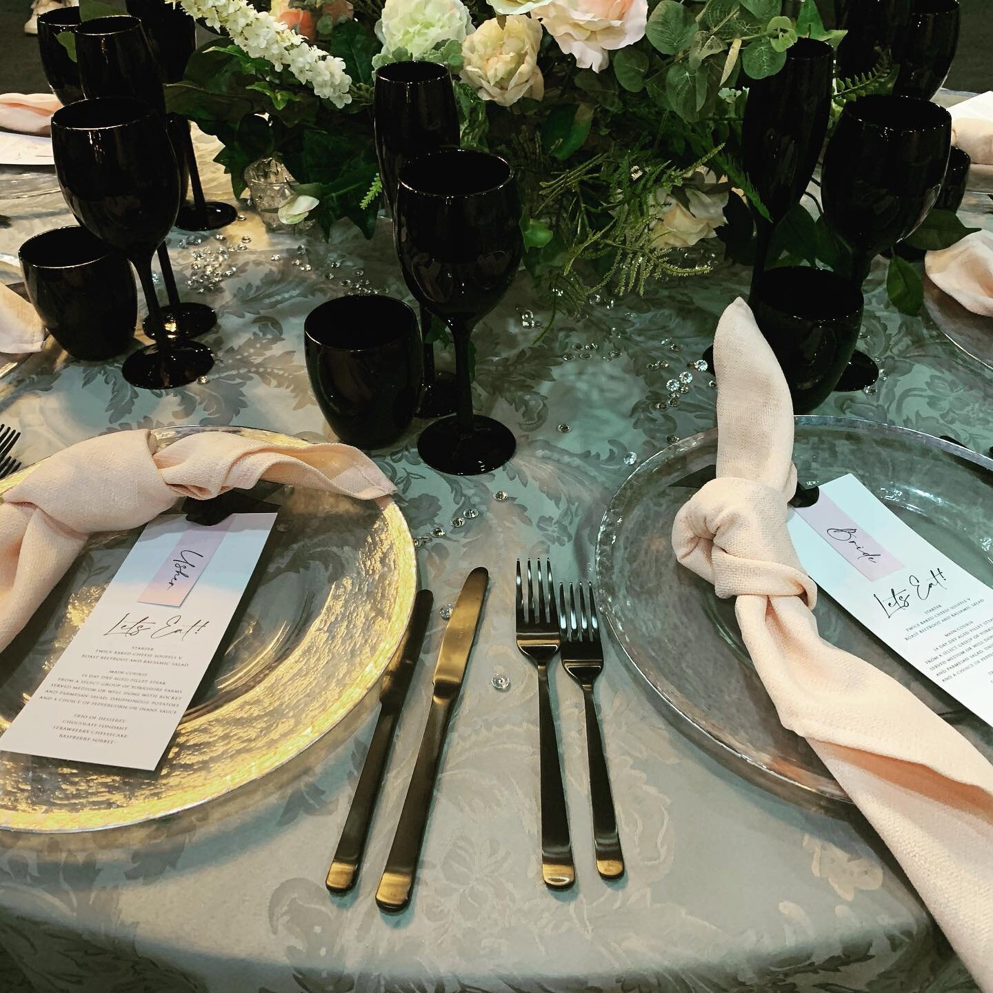 The beauty and class of #damasklinentablecloths with pale pink napkins, black crockery and silver rimmed charger plates #event linens #linenhire #eventlinenhire #damasklinentablecloths #tablesetting # tablescape #weddingtablesetting #weddingdecor #we