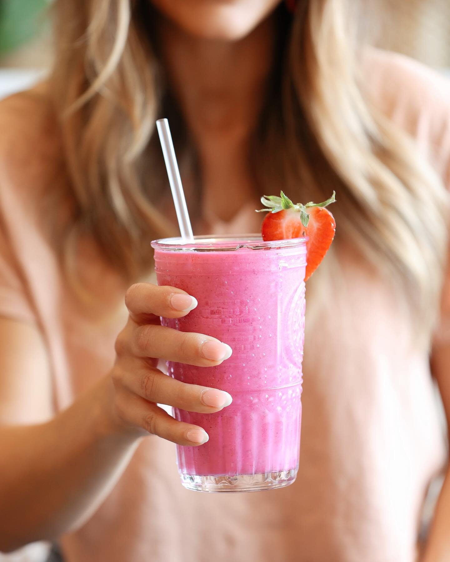 Sunshine = Smoothie Time! 

Pretty in Pink🍓