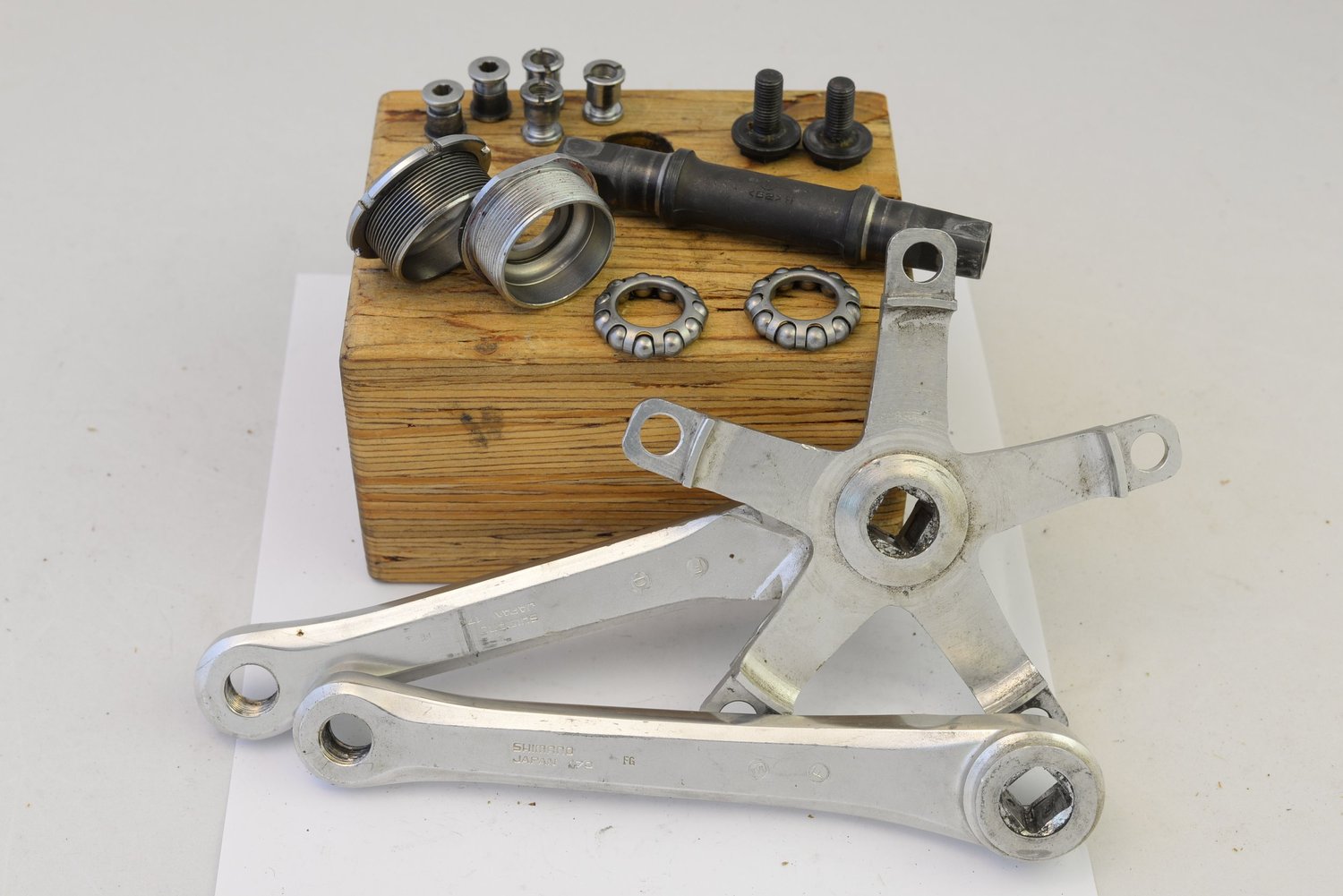 Shimano 600 Arabesque Crankset and Bottom Bracket