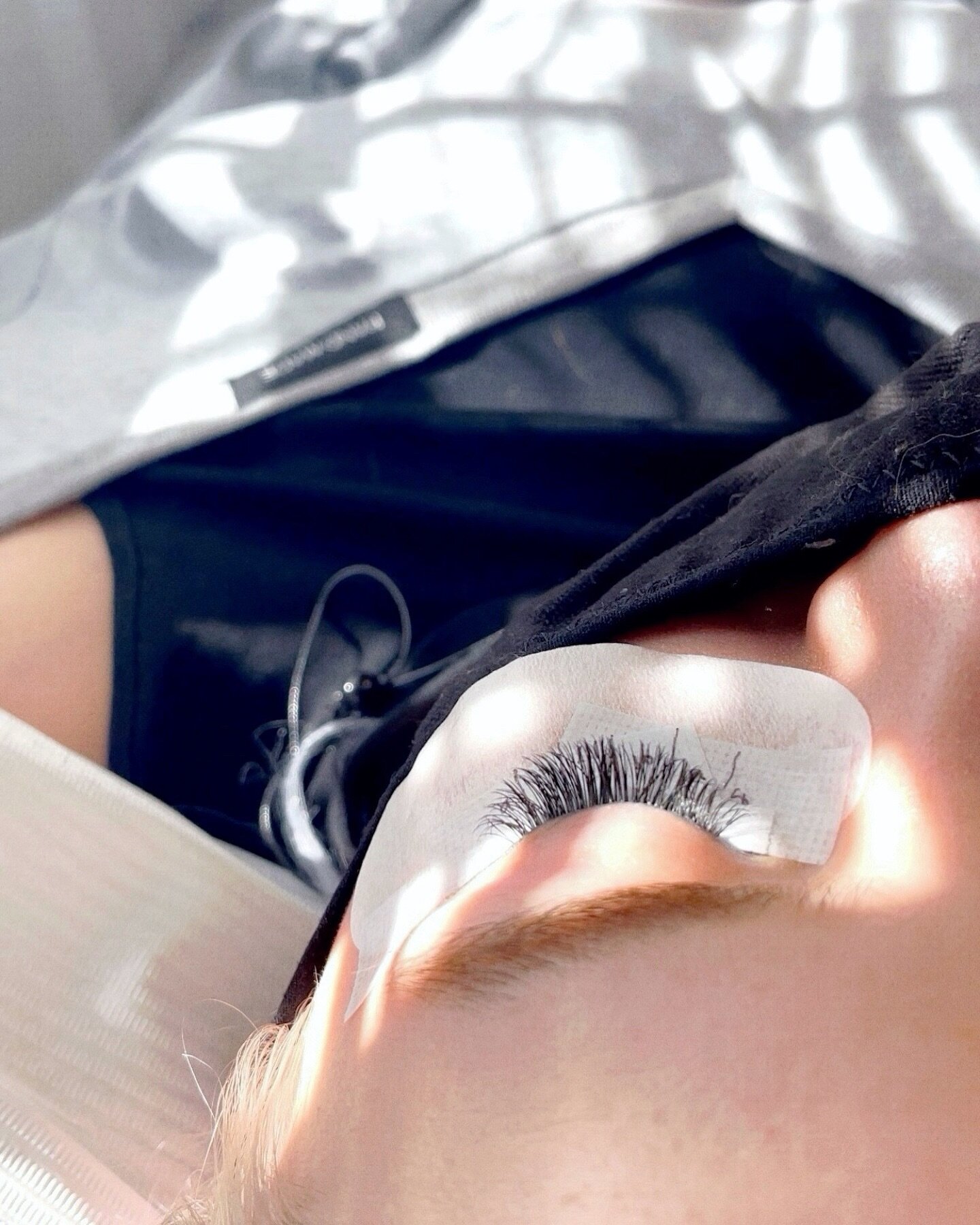 Lash napping under the sun ☀️💕
.
Mapping: .07 &amp; .15 C Curl
Open Eye 8-9-10-9-8mm
.
Products ⤵️
@parislashacademy
🤍 PLA Halo Adhesive
🤍 PLA .07 Volume Lash
🤍 PLA .15 Flat Lash
.
🚨 New Clients receive $20 off their first full set using code &l