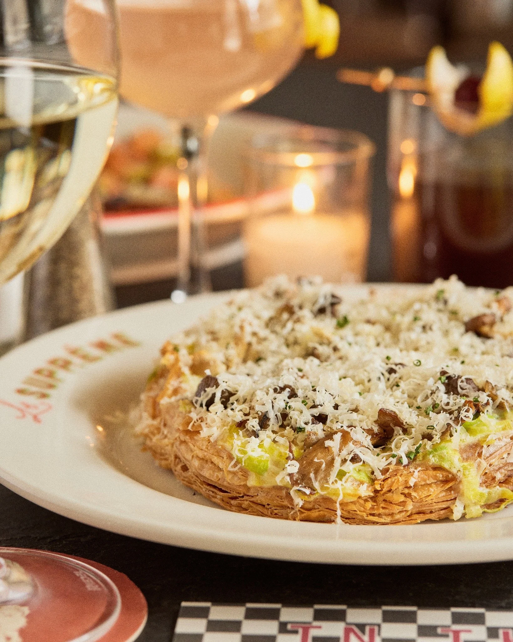 Rev up your appetite with hors d'oeuvres ★ WILD MUSHROOM TART ★
leek fondue, truffle purée, and alpine cheese. #LESUPRÊMEDETROIT
