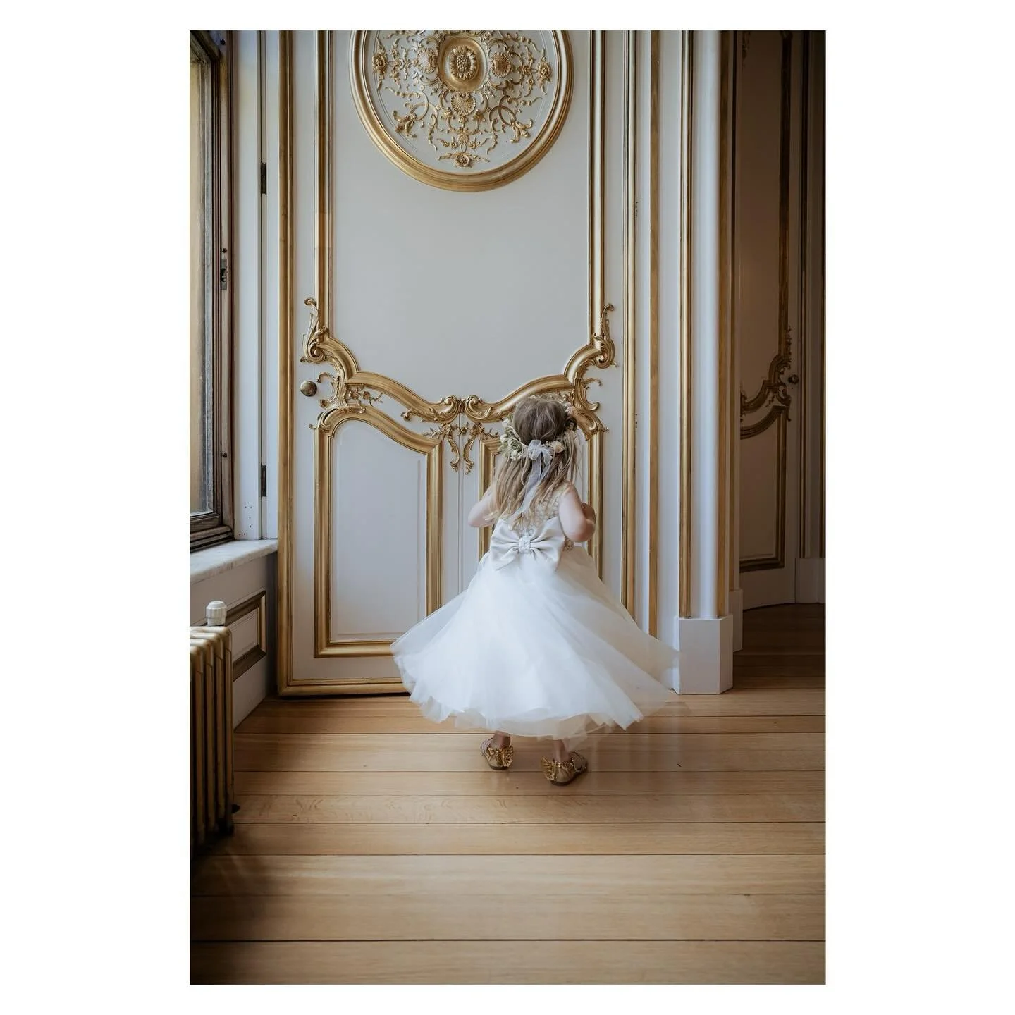 I&rsquo;m not going to lie&hellip;I was really disappointed..

when all the plates and candelabras didn&rsquo;t burst out in to song at @harlaxton_manor during this cocktail hour 🍸 😆 This incredible venue feels like you are stepping right into a @d