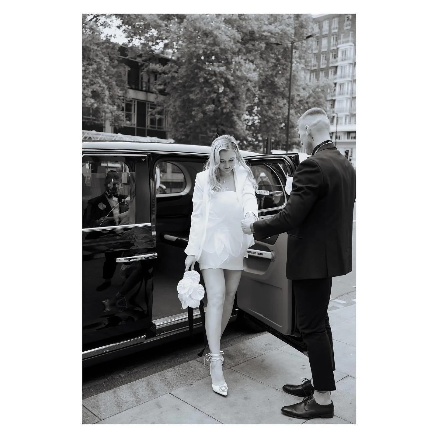 London streets meet bridal chic stepping out of a black cab like it&rsquo;s her personal red carpet 🌟

__________________________________________________

wwww.wildheart-photography.co.uk

Lincolnshire and Nottingham based wedding photographer cover