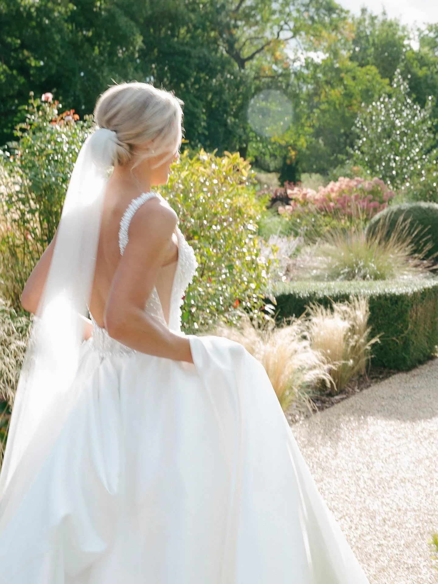 An iconic setting.
An effortlessly elegant bride.
The kind of light photographers wait all day for.

Captured in the gardens of Grantley Hall. Refined, romantic, editorial.