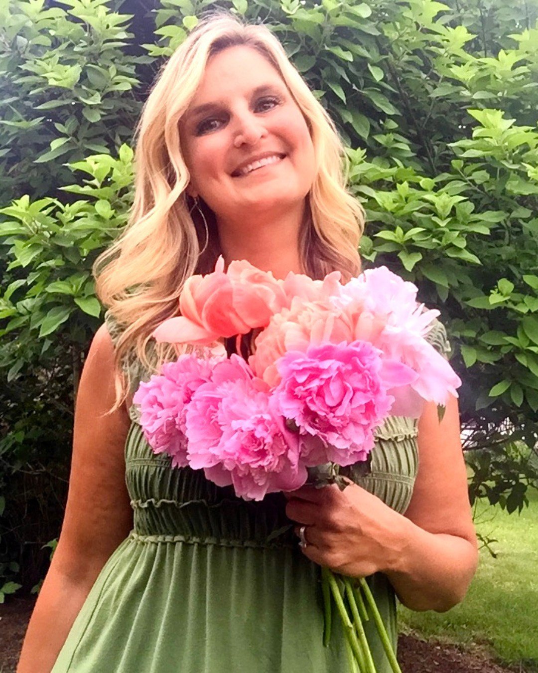 Hello there new &amp; longtime friends! 

I&rsquo;m Laura, a painter living on the shoreline in Connecticut with my husband, Brett, and our two sweet &amp; cuddly sister kitties, Gracie Mae and Maisy Olive. They make us laugh every day. 
🌺
I create 
