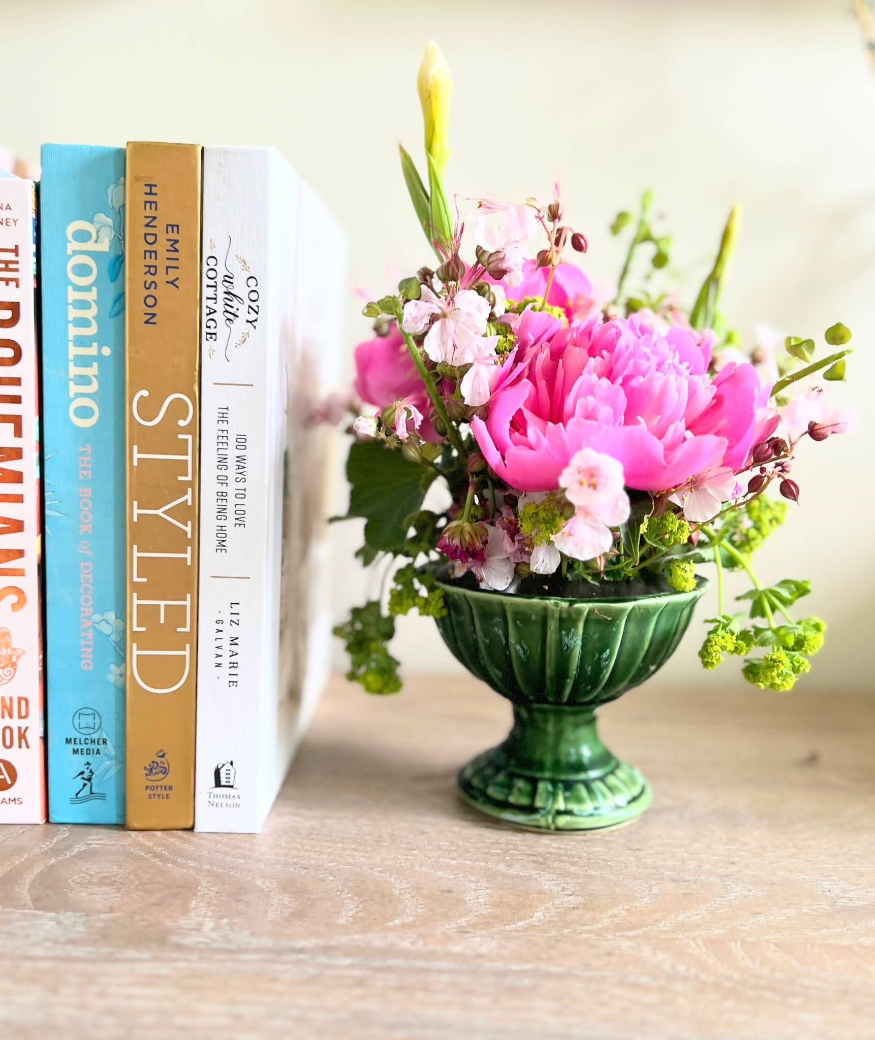 📣 It&rsquo;s here! Something special I&rsquo;ve been working on for a while. 

✨My free guide, Design Books That Inspire a Beautiful Life, is officially live! ✨

I created this guide slowly, over time&mdash;like you&rsquo;d style a beloved room or t
