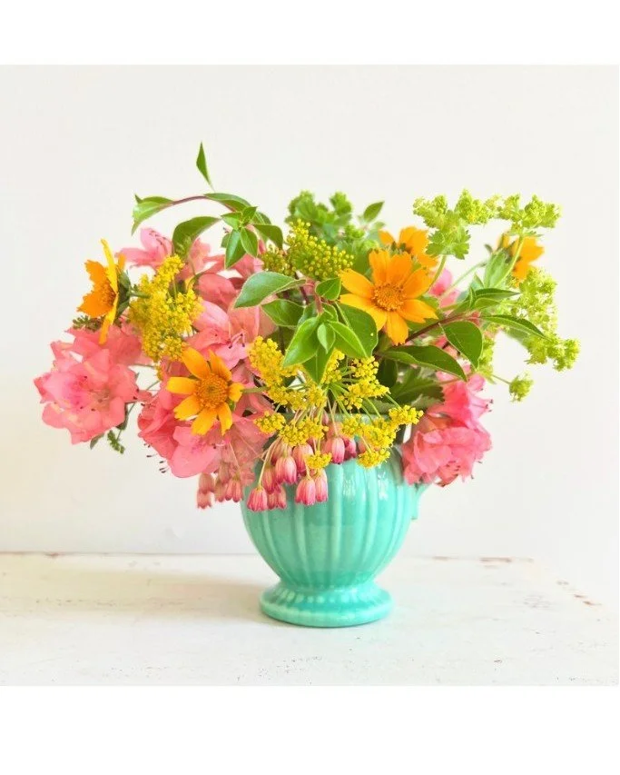 A small moment of beauty&hellip; 🌸

I&rsquo;ve always been drawn to arranging flowers.
There&rsquo;s something about gathering a few stems, noticing their colors, their shapes, the way they fall together&hellip; it slows me down in the best way.

Th