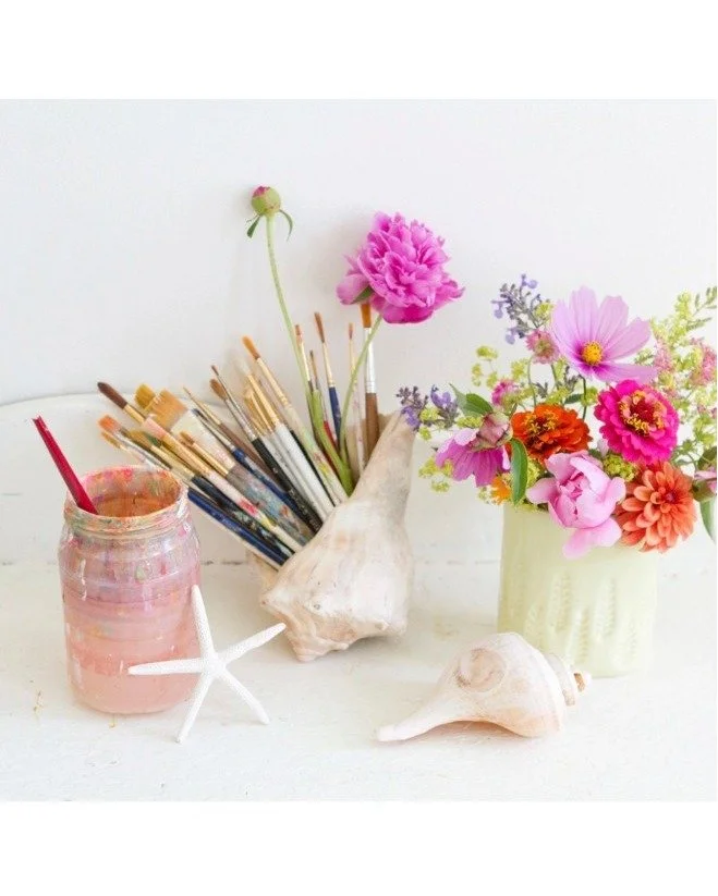 A little from the studio&hellip; 🌸

🌺 I&rsquo;ve been noticing how much the smallest shifts can change everything&mdash;a new color, a different arrangement, the way the light falls just slightly differently than the day before.

It&rsquo;s subtle,
