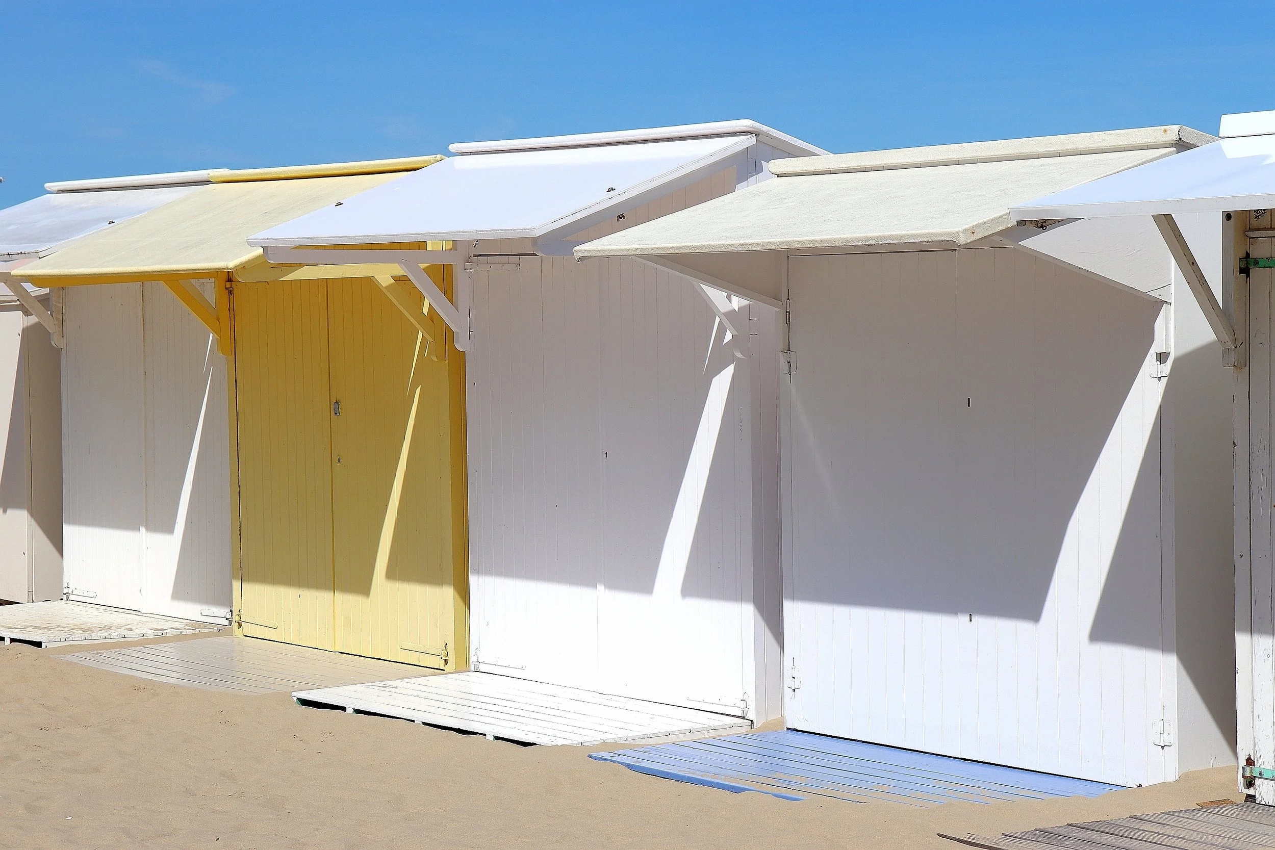 La société avec un appartement à la mer