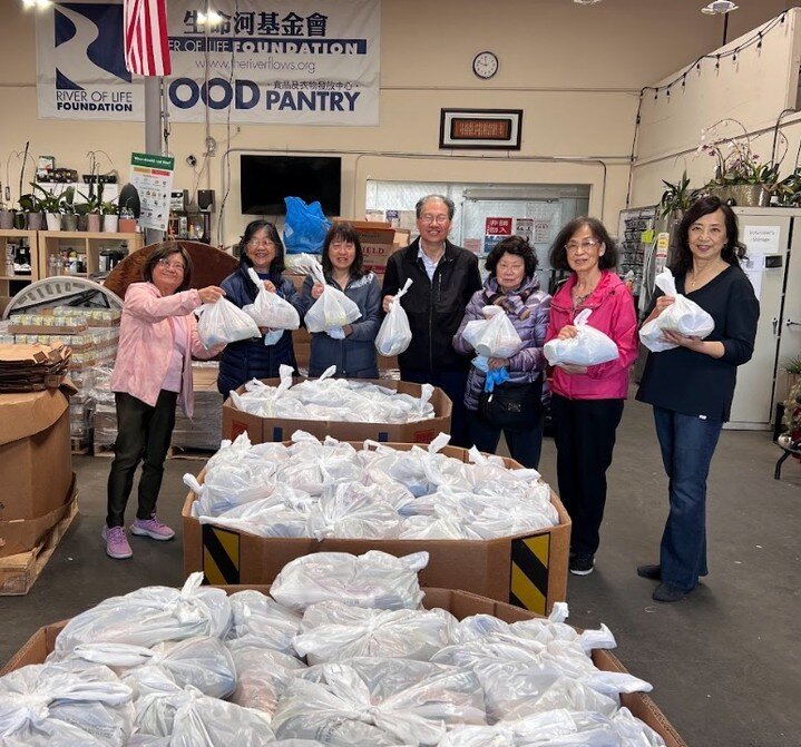 ROLCC Life Group (小喜樂) volunteered to pack dry goods at our Food Pantry 👏 Thank you for your help! If you have a group that is interested in volunteering with us, sign up and email us at info@rolfusa.org ❤️

👉Become a Volunteer: https://loom.ly/Cl9