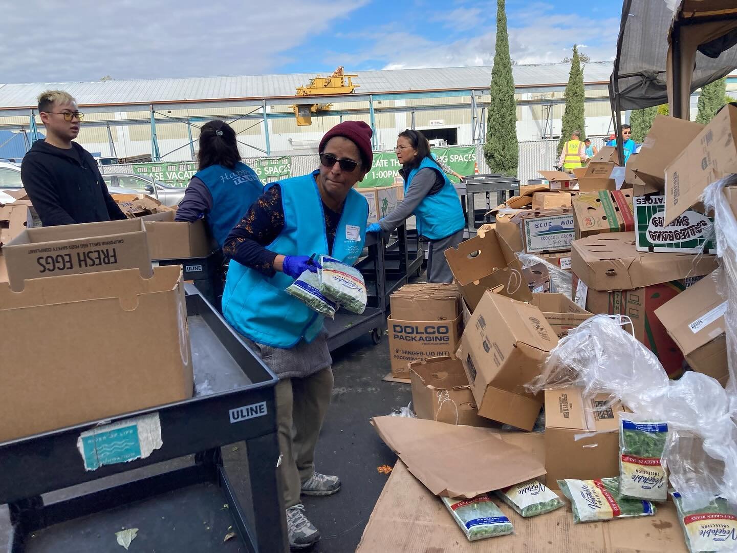 Thank you to the all volunteers who helped out at the food pantry today. Nearly 1,000 cars visited our food pantry today! This is a record number of cars for us! 

👉Become a Volunteer: https://loom.ly/CcrEhw0
👉Donate: https://loom.ly/QPam3oQ

#volu