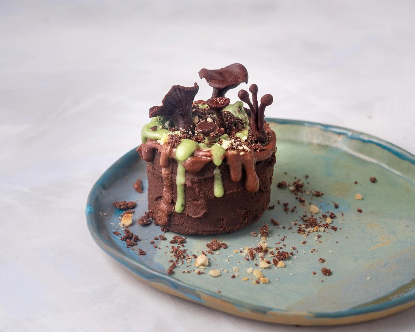 Something to bring a little joy to your day. Raw mini cakes with fairytale chocolate mushrooms and flowers 🌸🌺🌼🍄🍃✨

These little cuties consist of three delicious layers of raw chocolate sponge &ldquo;cooked&rdquo; in the dehydrator and are frost