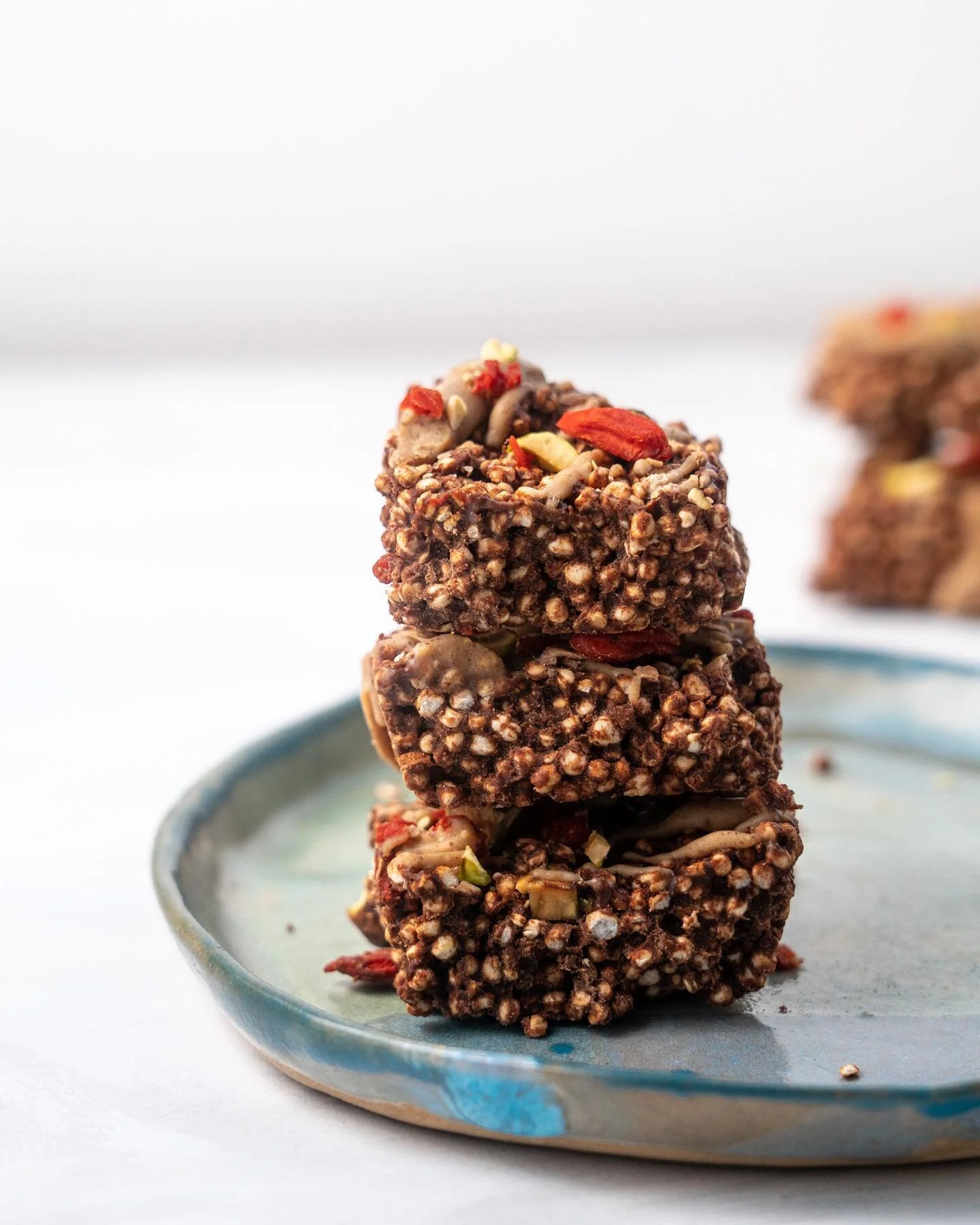 Chocolate Puffed Quinoa Bites With Almond White Chocolate Drizzle! ✨🍫🥰💕😋 AKA grown-up rice crispy cakes. These are so so yummy that I'm challenging myself to get to the end of writing this before I eat one. Knowing they are in the fridge is too m