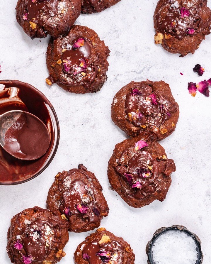 Chocolate Brownie Cookies 🍫✨💕🌹🍪

These babies are absolutely divine. Made without oil, gluten free and with a good helping of wholesome ingredients, these tick all the boxes! They're crisp on the outside and soft in the middle, which is something