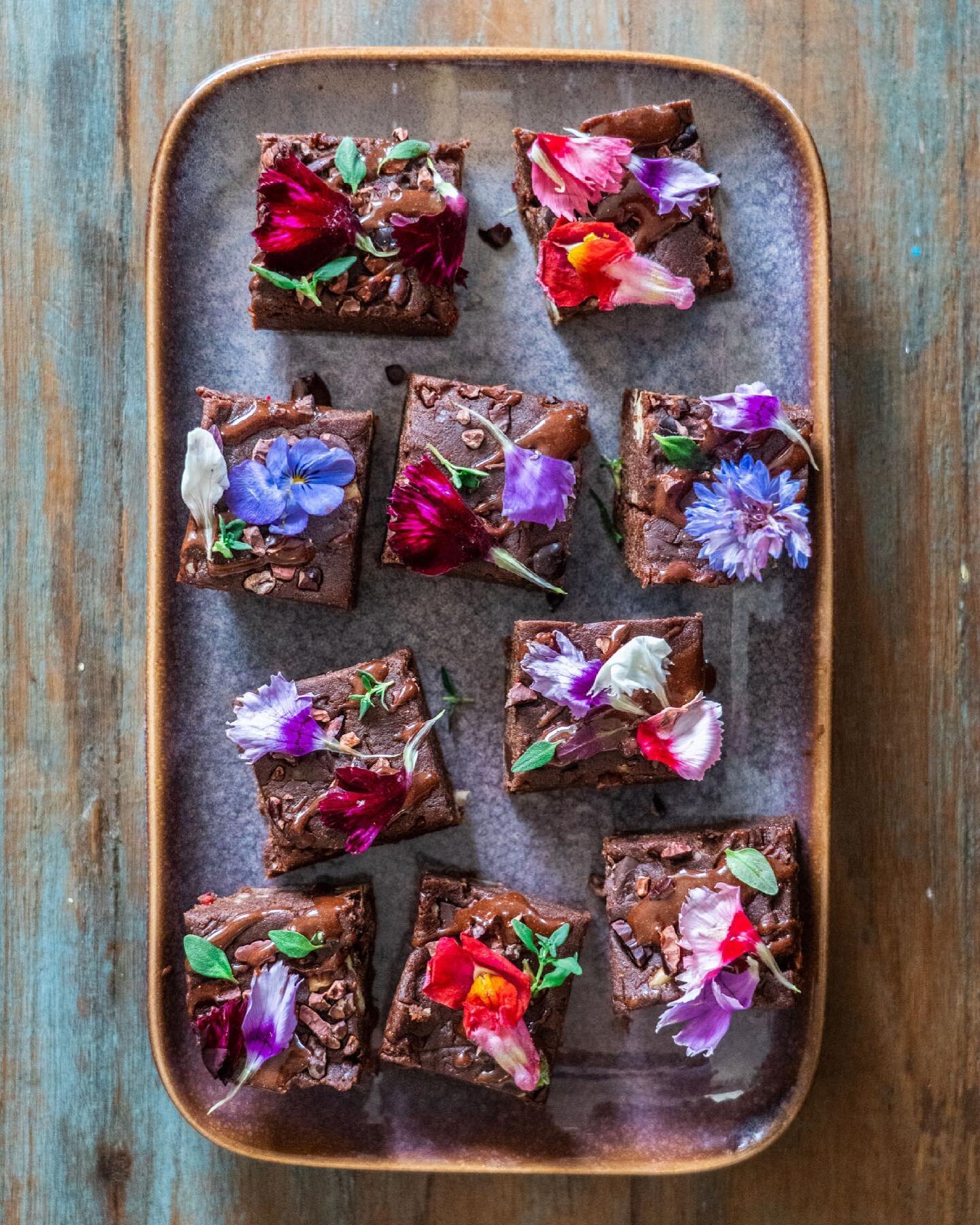 The prettiest supercharged raw mocha brownies, made with @london.nootropics coffee! 🌸☕️🍫

London Nootropics make delicious adaptogenic coffee blends using plants, mushrooms and other goodies. Just add water and you&rsquo;re good to go&hellip;.OR do