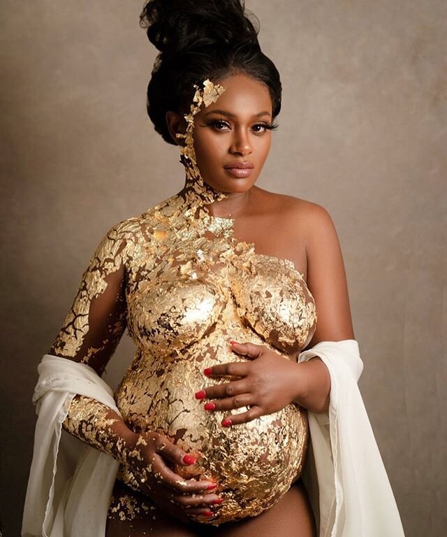 Slay, queen! 💫🤩 Oh how I enjoy seeing women find the cutest ways to document their pregnancy.
&bull;
&bull;
&bull;
#maternityshoot #midwife #mymidwifetia
