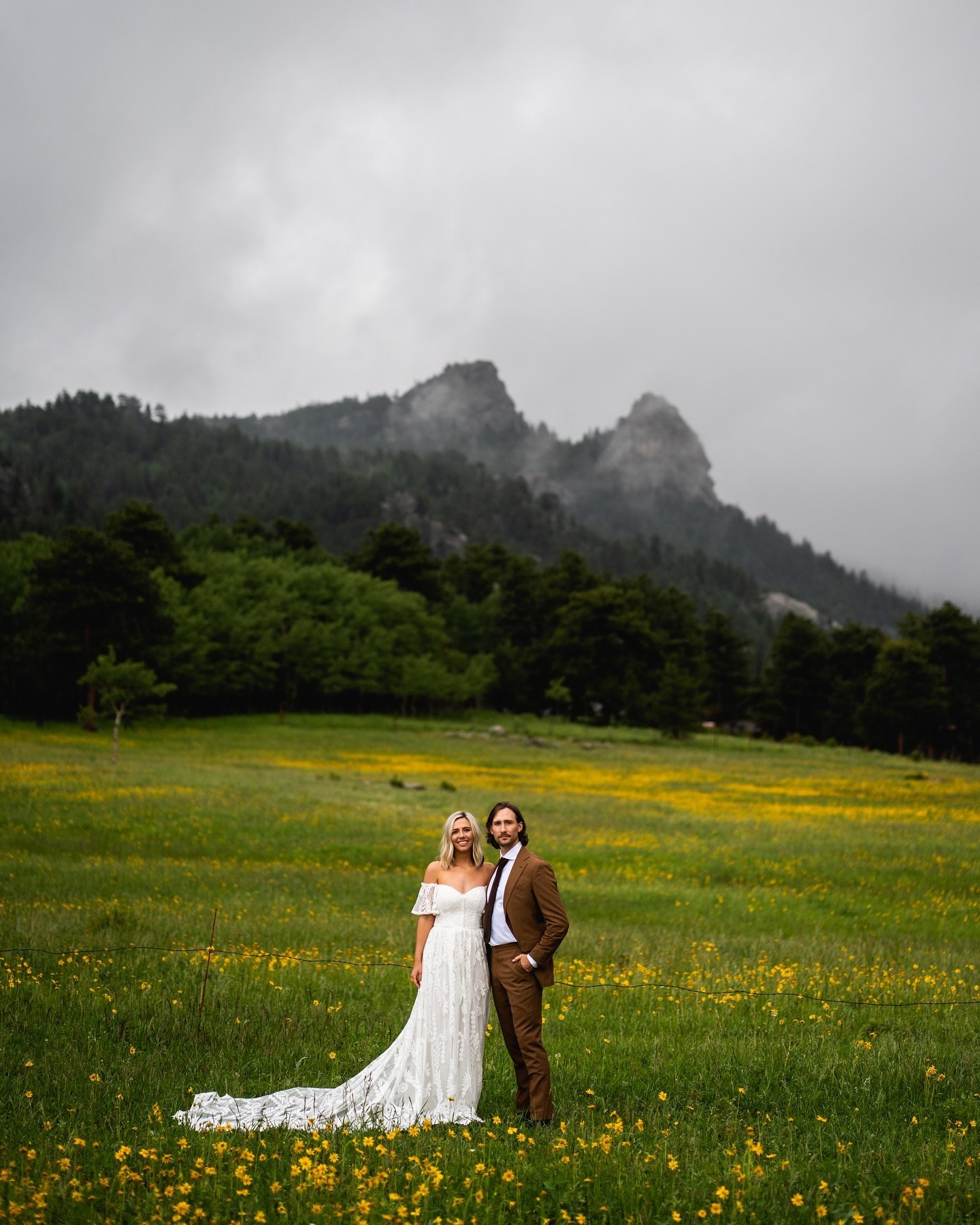 Don&rsquo;t let the rain ruin your day. Get out in it. It&rsquo;s beautiful and your photos can be amazing with those dramatic skies and glistening droplets! 😍

Photography: @wildirismedia
Coordination: @abridesbestmate
Bride: @kaseykostrub
Groom: @
