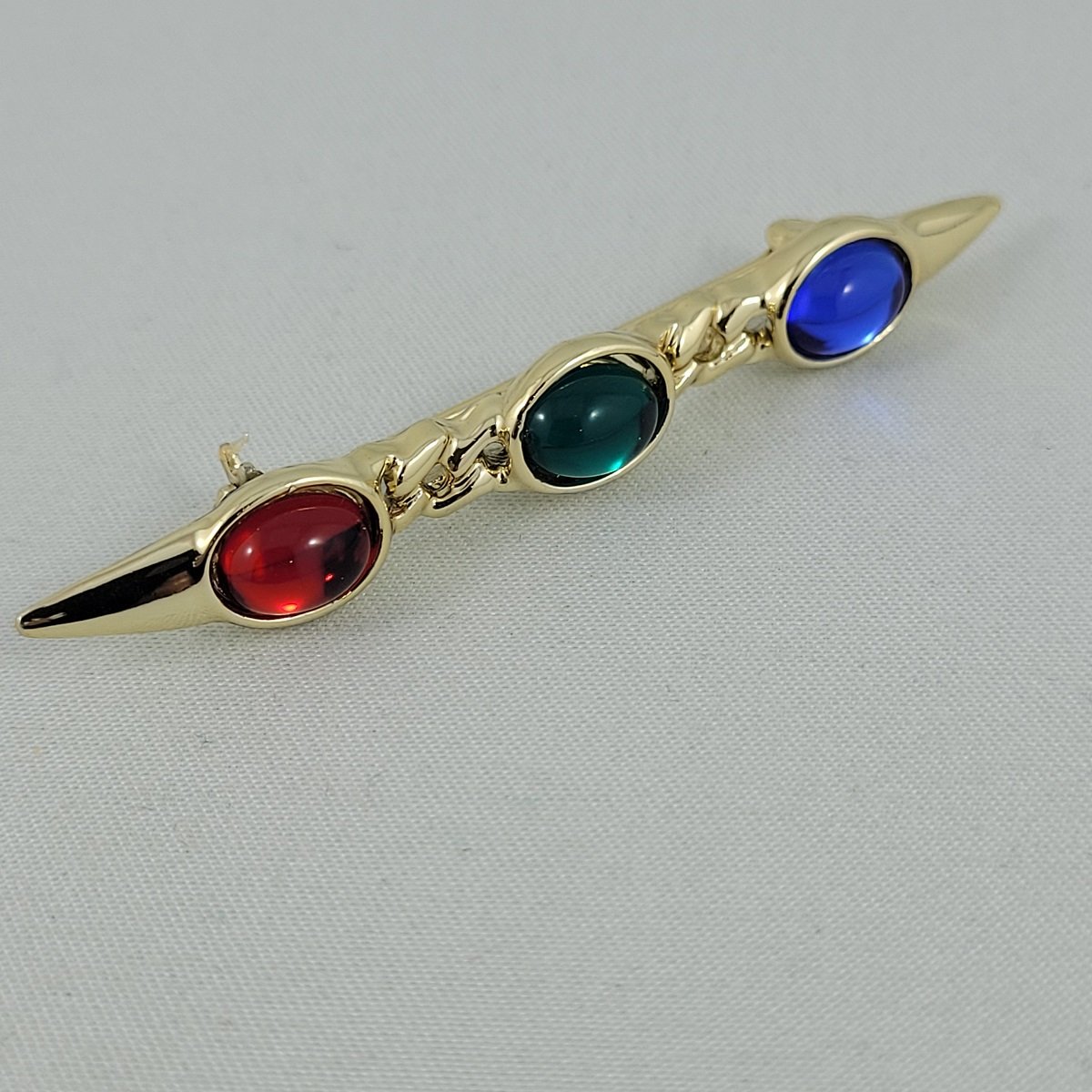 Imitation Gripoix Red Green Blue Oval Cabochon Gold-tone Curb Chain Design 2.375 Inch Pointed Bar Brooch